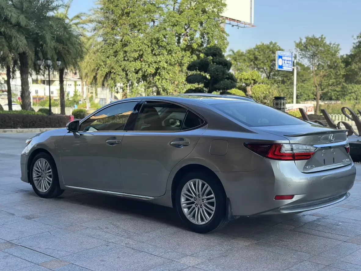 Lexus ES