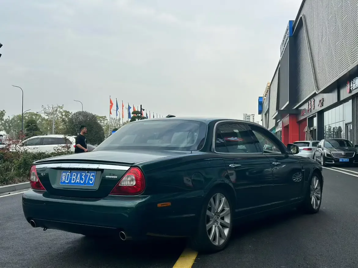 Jaguar XJ
