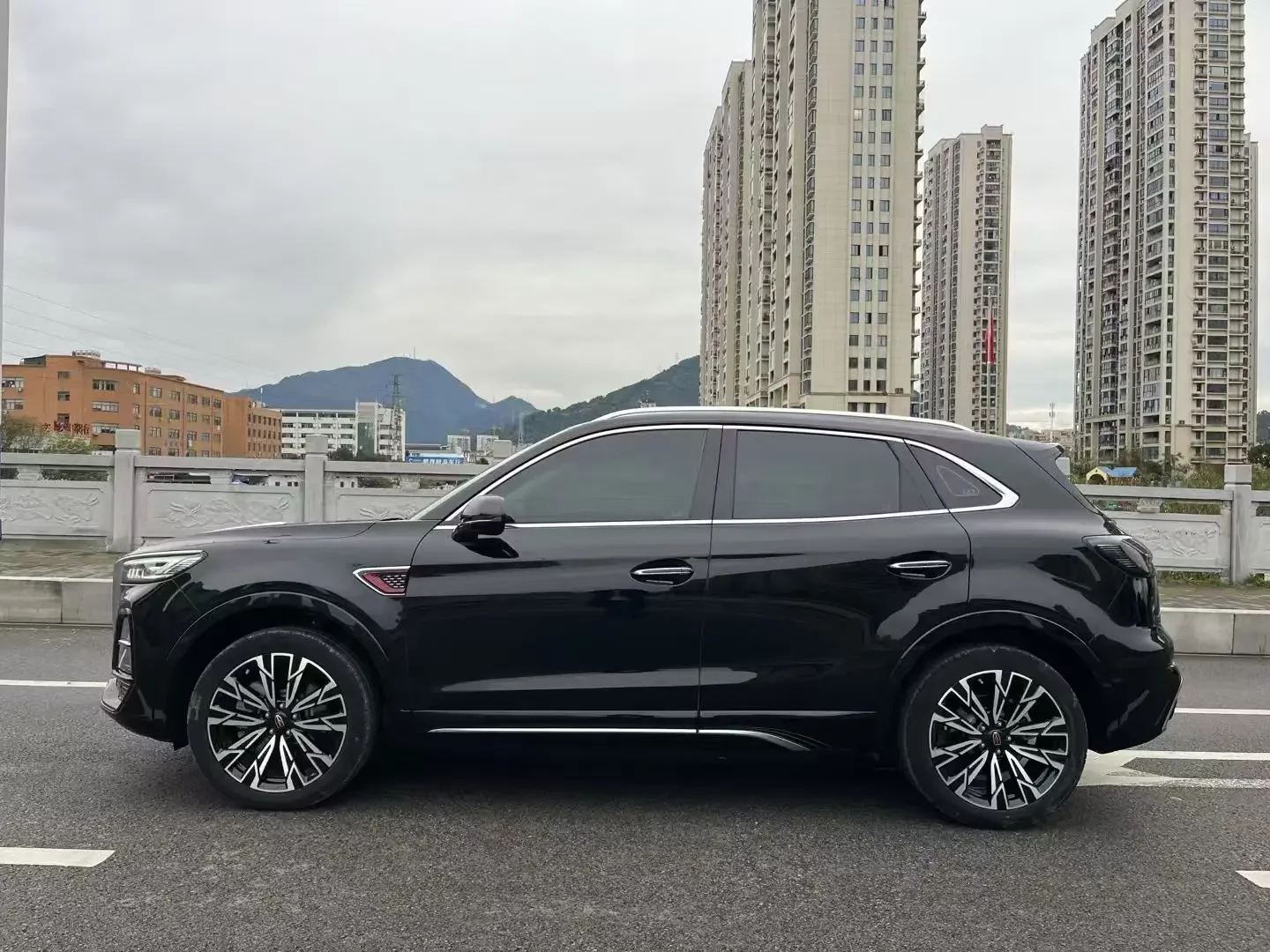 Hongqi HS5