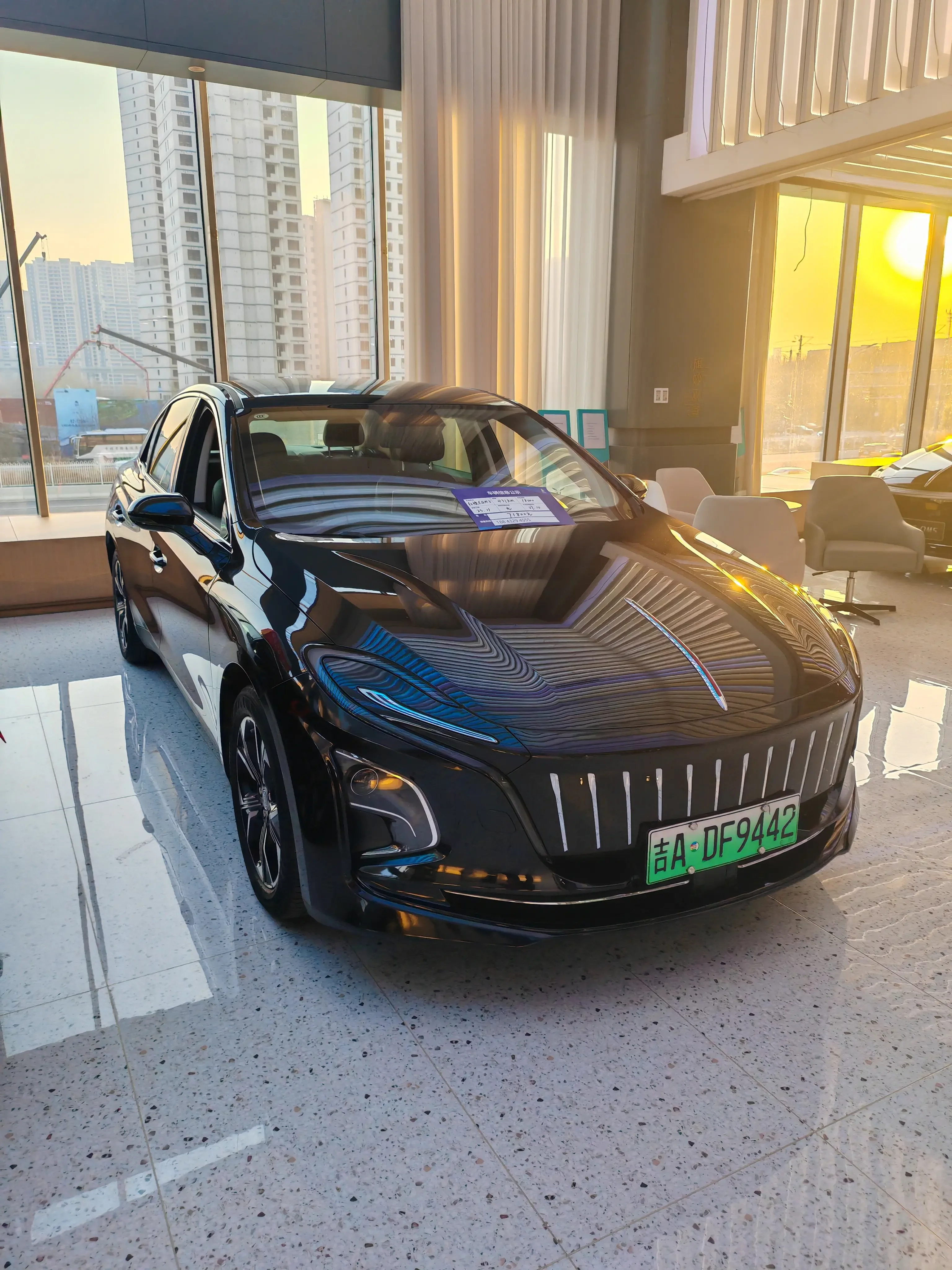 Hongqi E-QM5