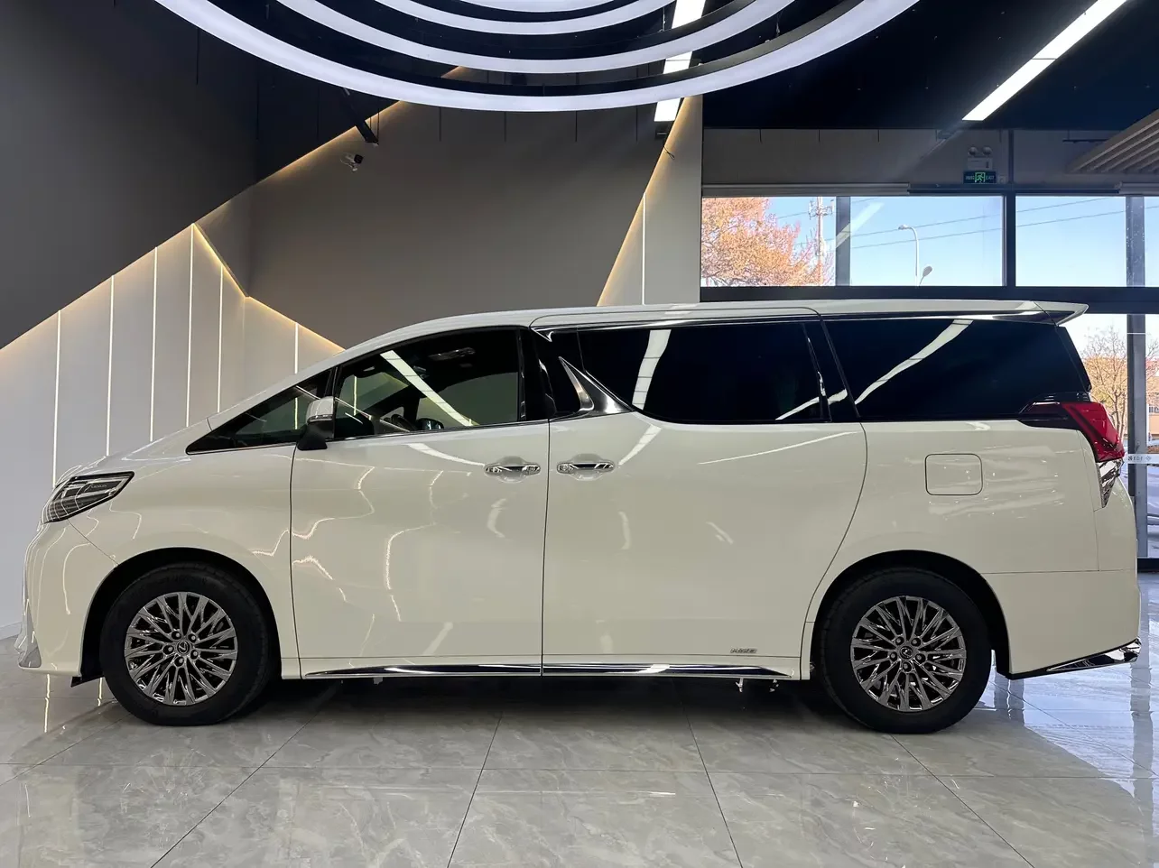 Lexus LM