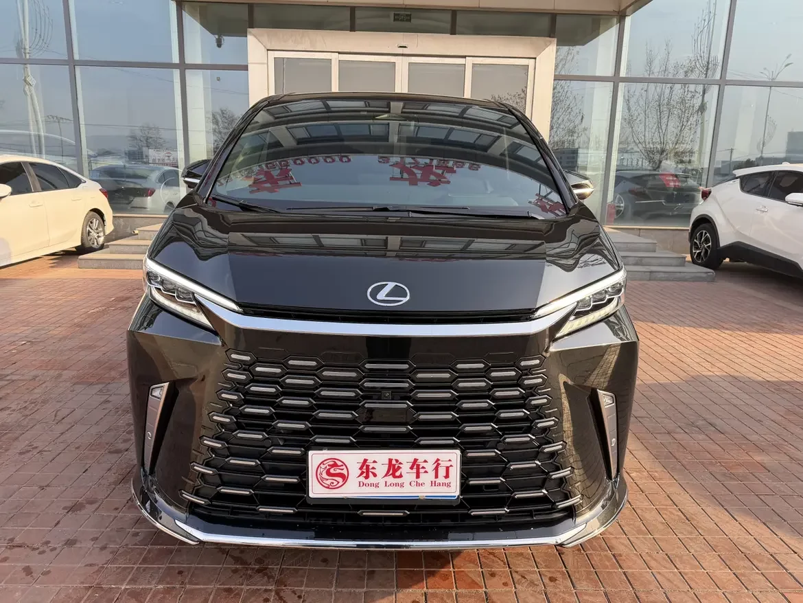 Lexus LM