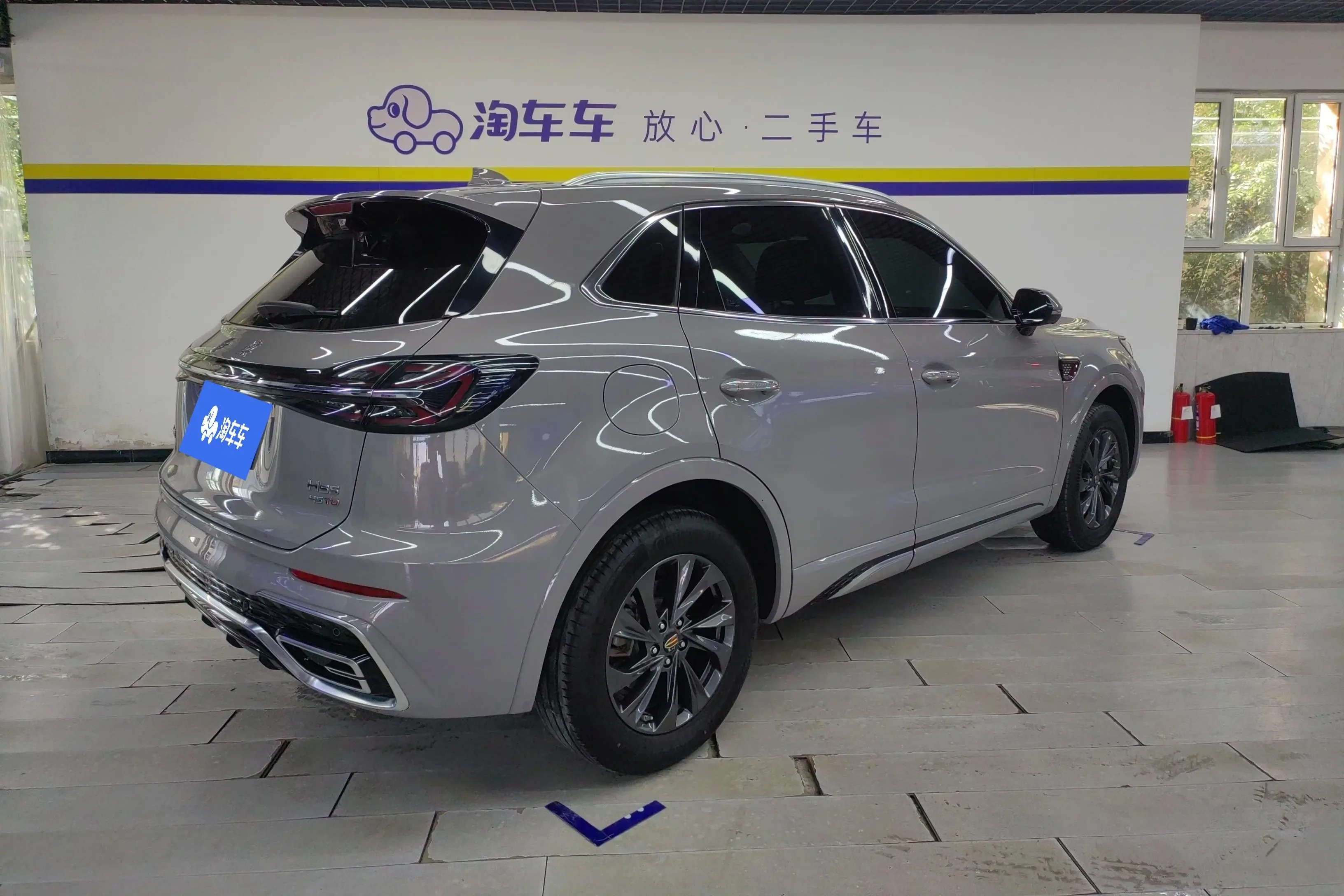 Hongqi HS5