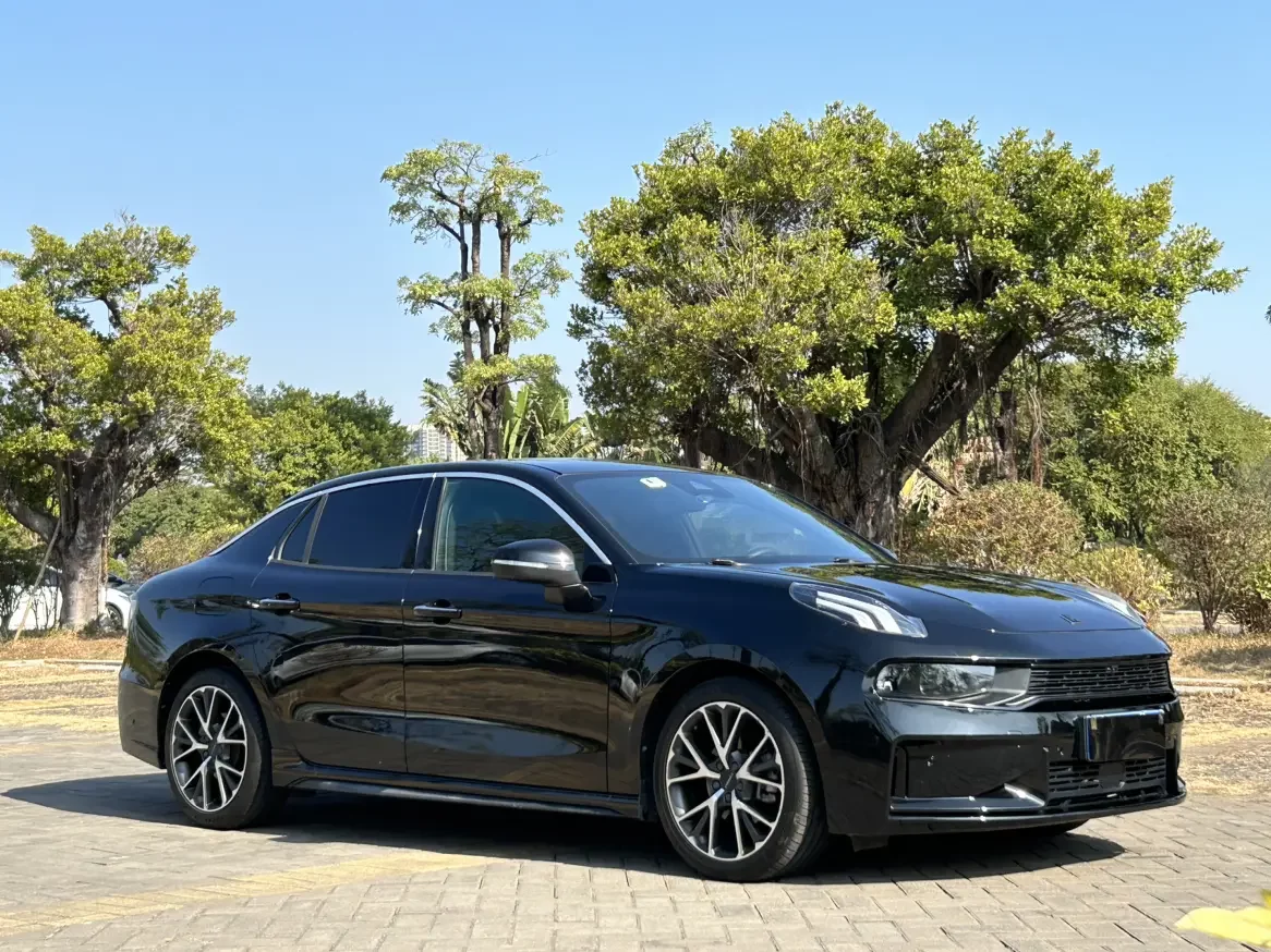 Lynk & Co 03