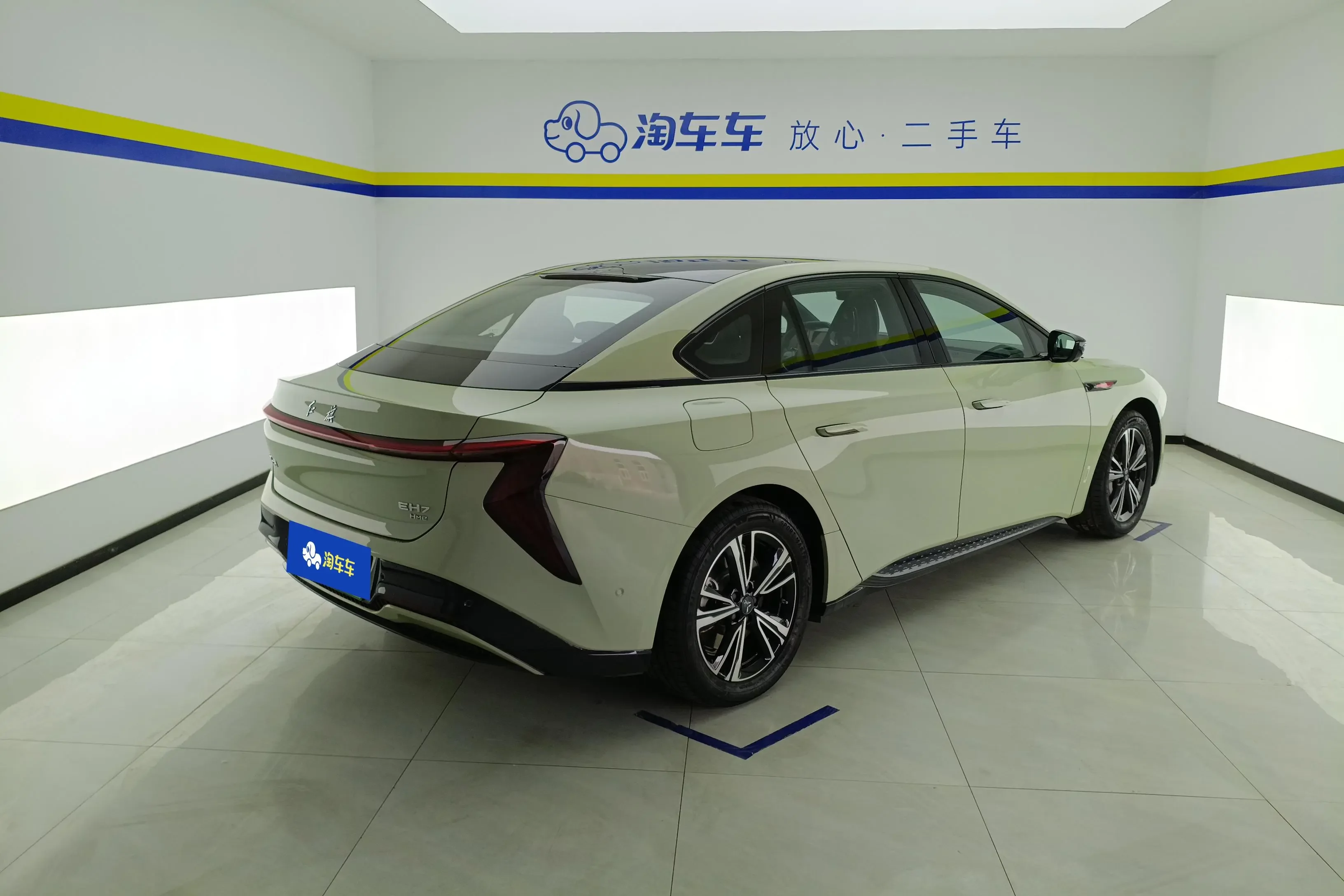 Hongqi EH7