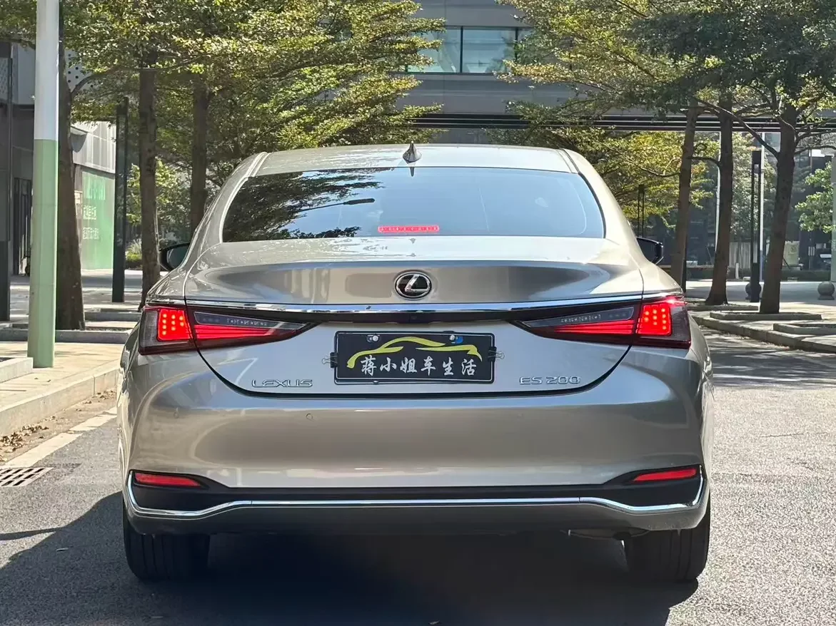 Lexus ES