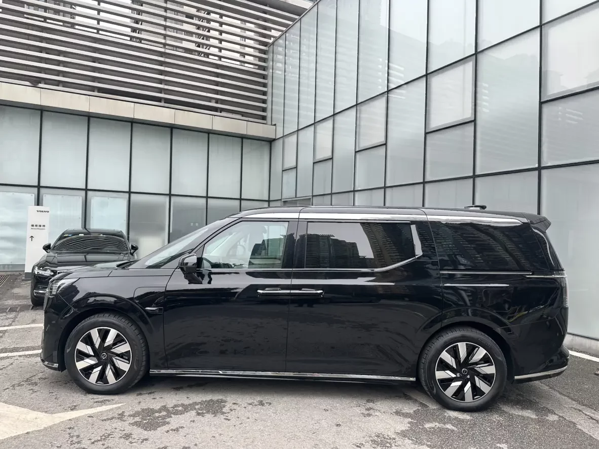Volvo EM90