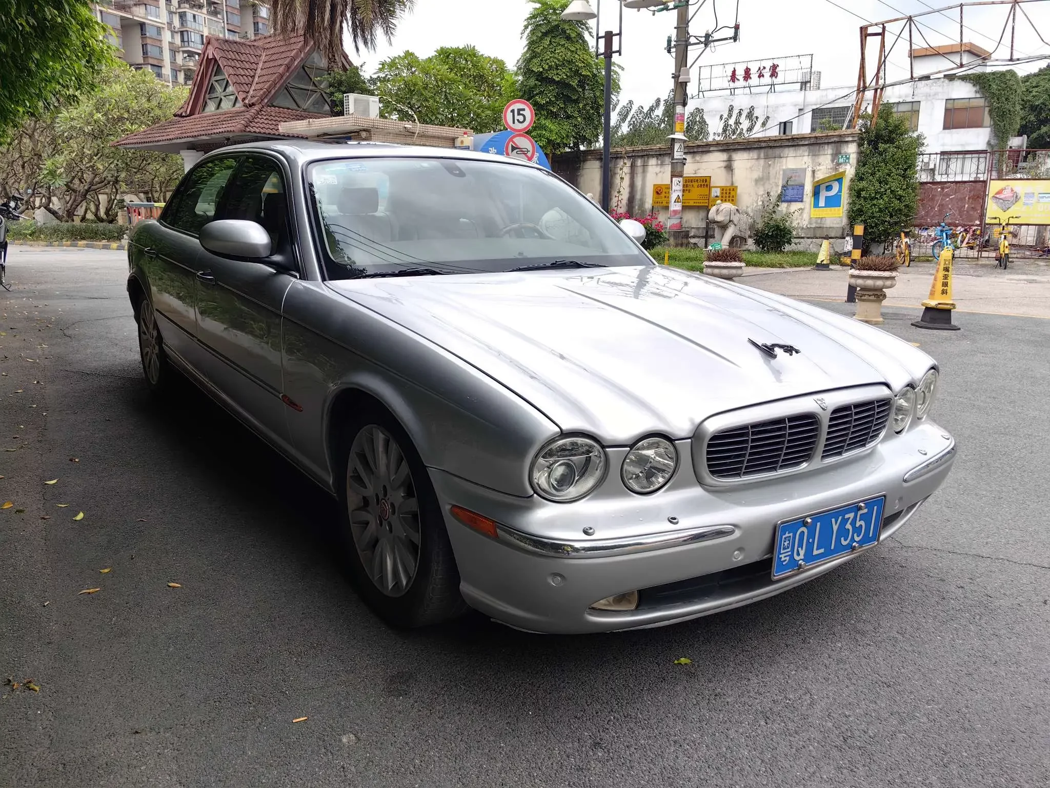 Jaguar XJ