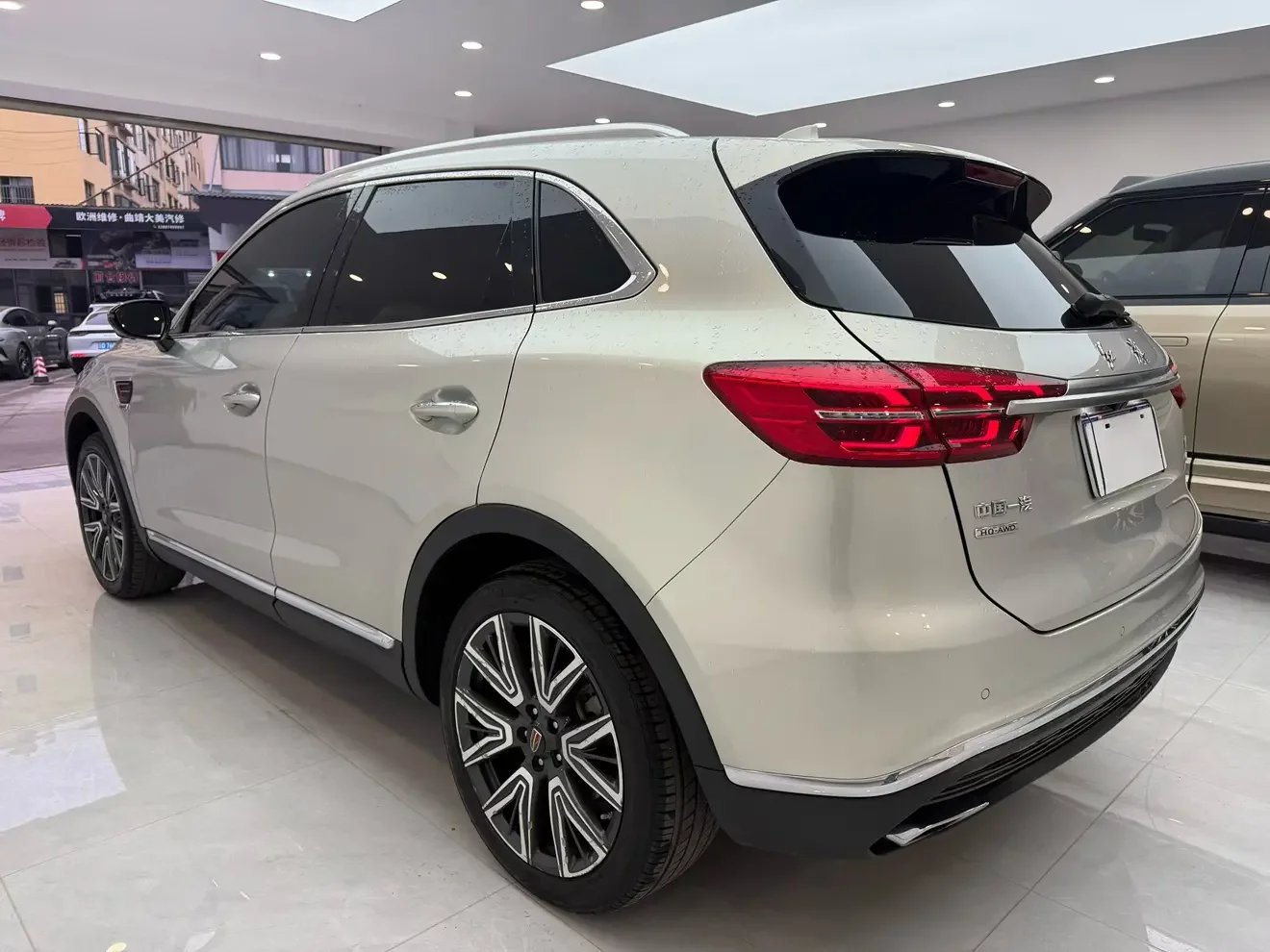 Hongqi HS5