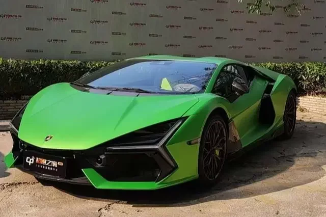Lamborghini Revuelto