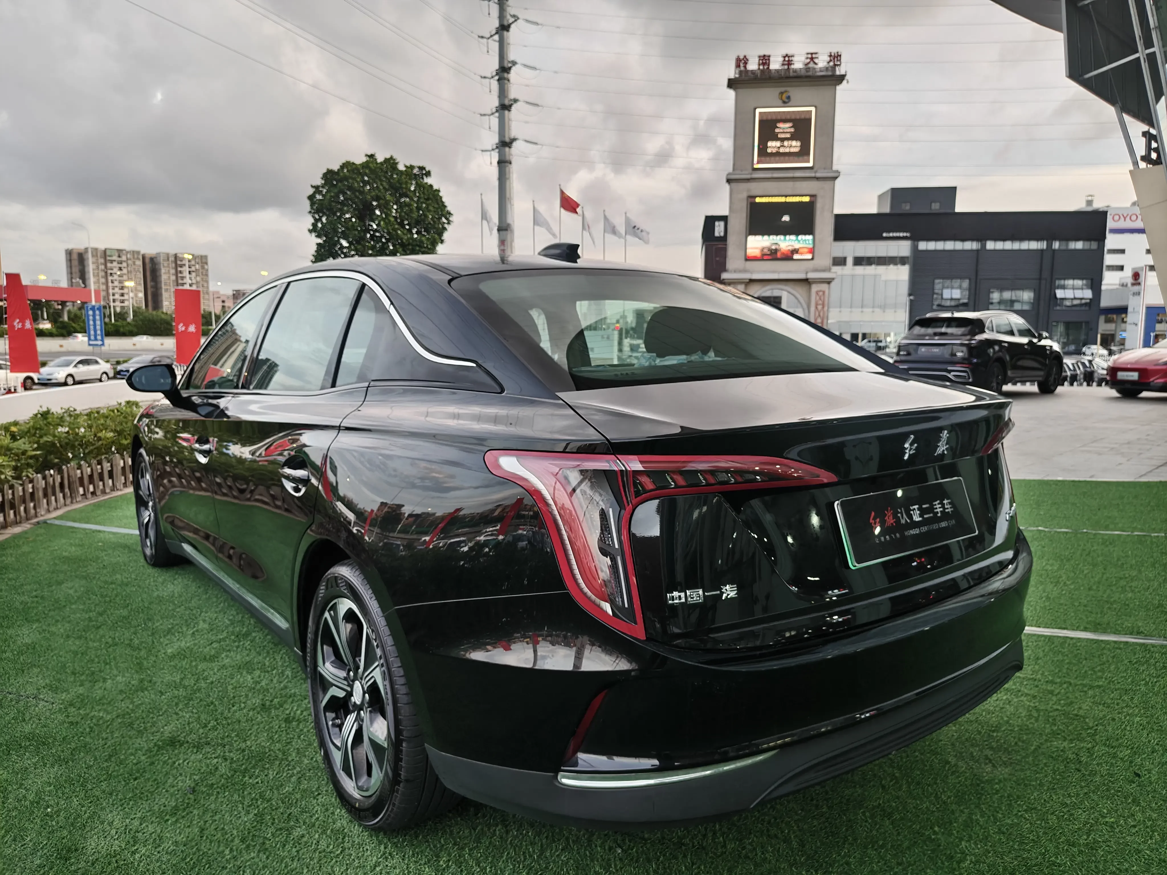 Hongqi E-QM5