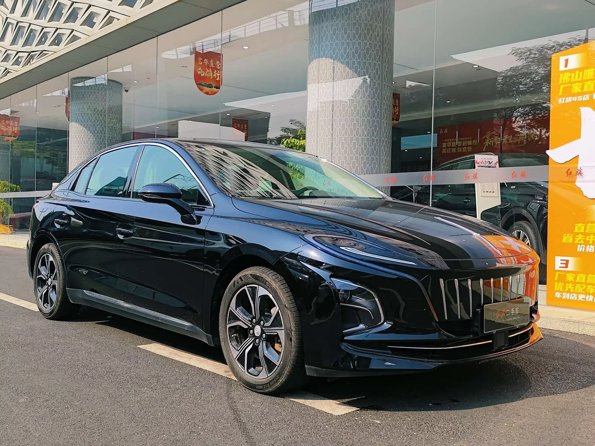 Hongqi E-QM5
