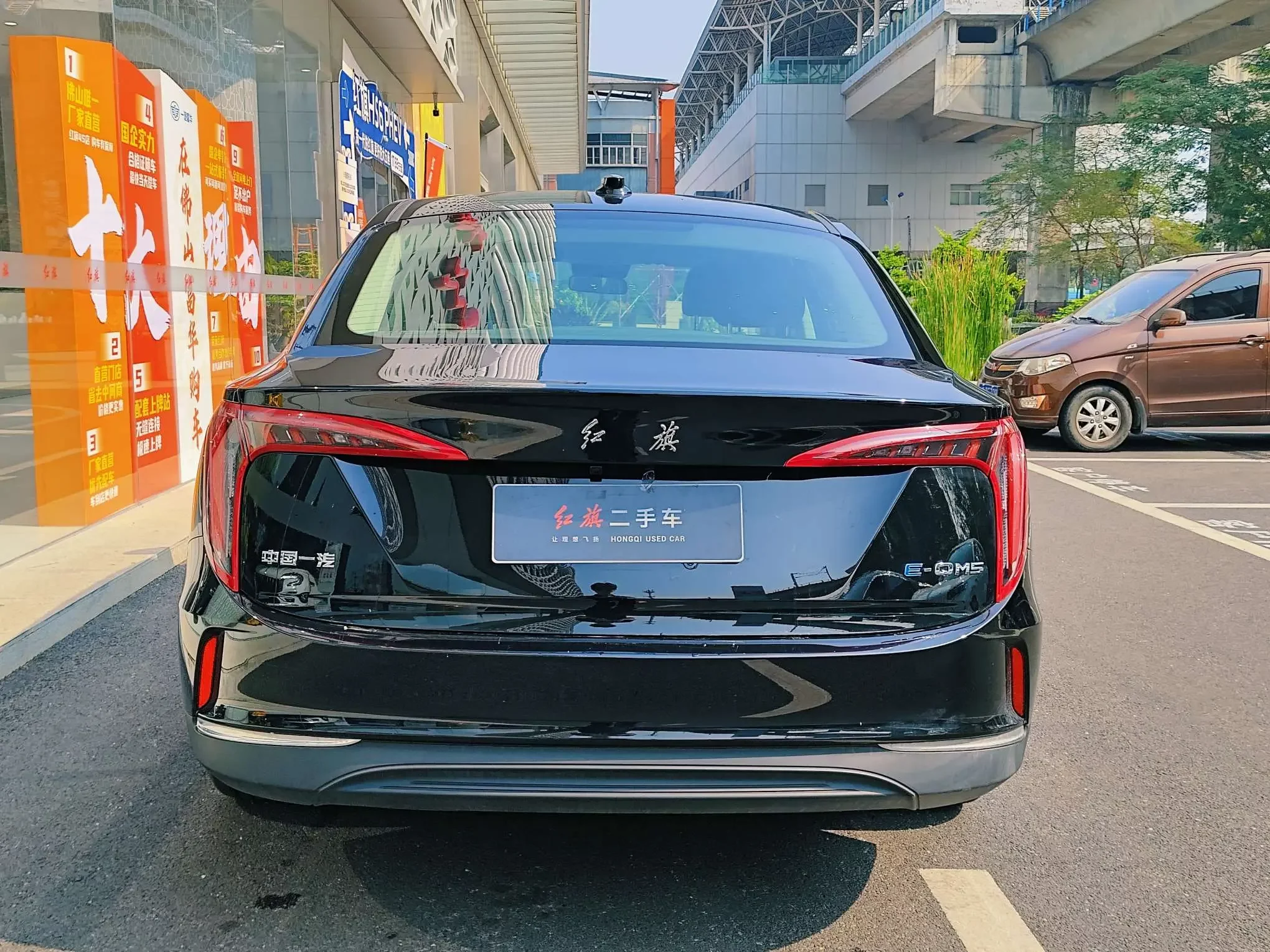 Hongqi E-QM5