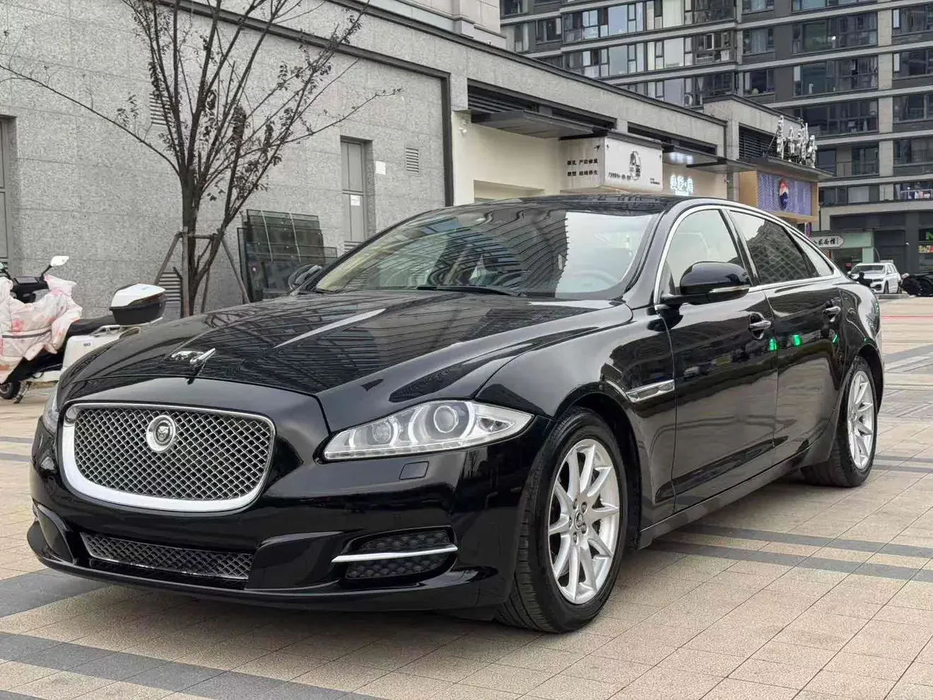 Jaguar XJ
