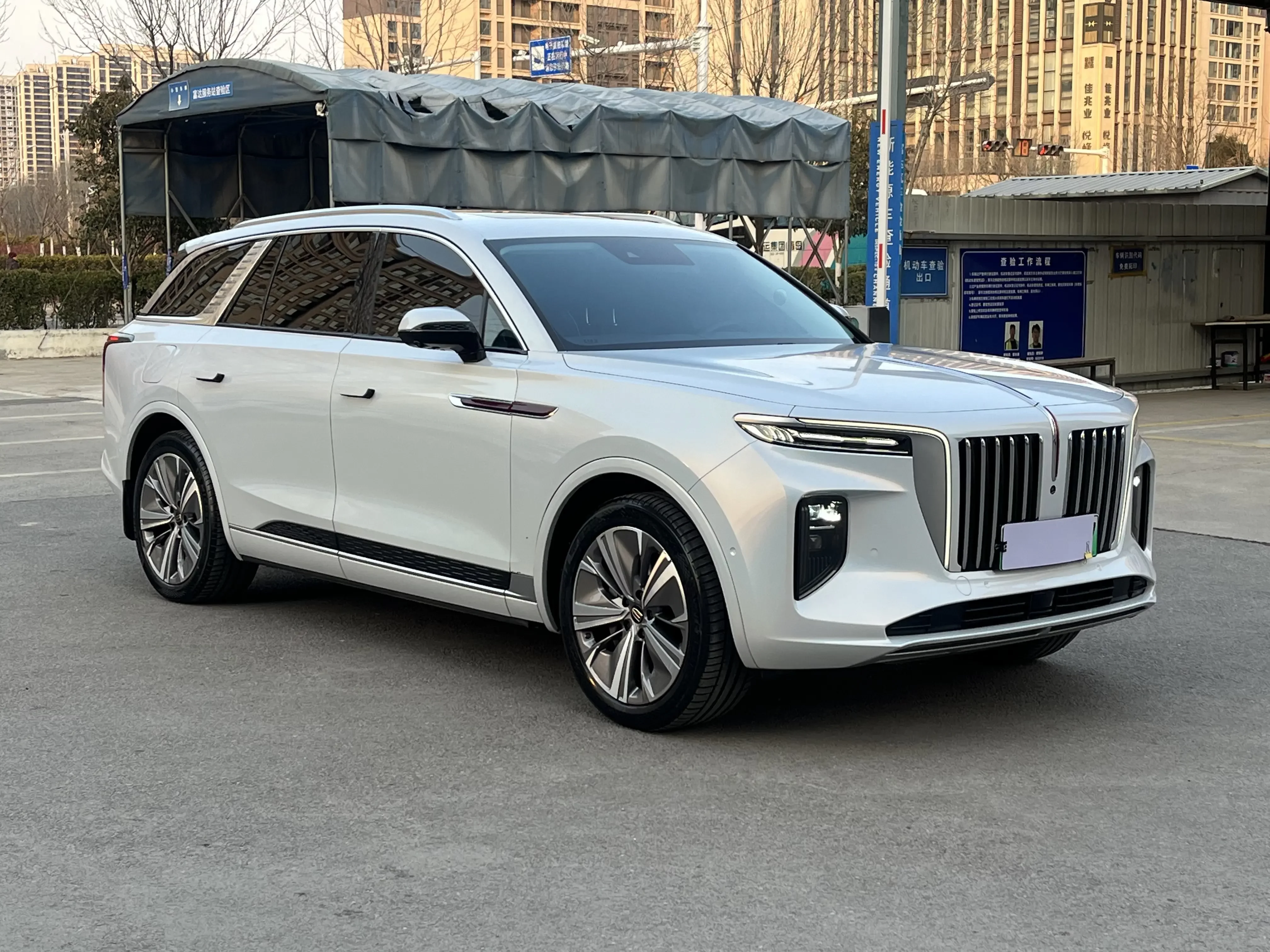Hongqi E-HS9