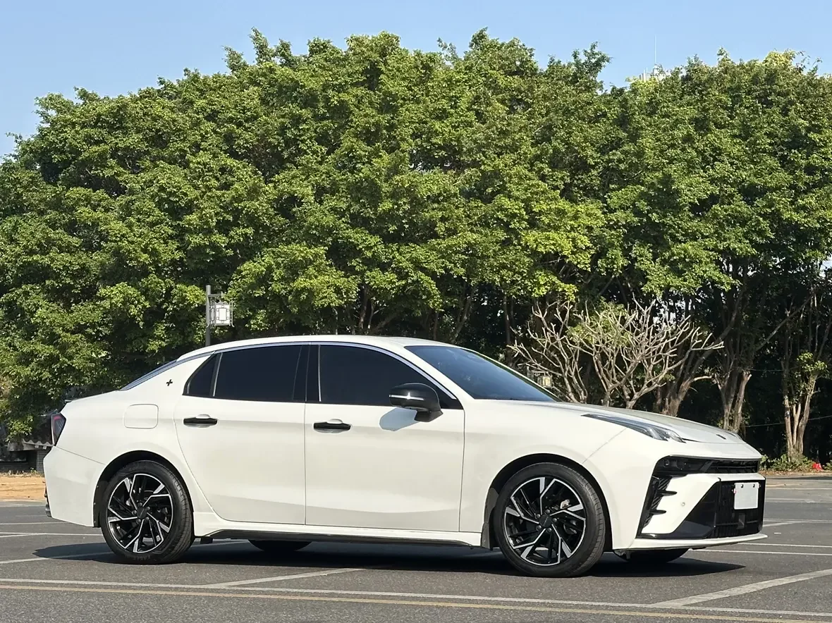Lynk & Co 03