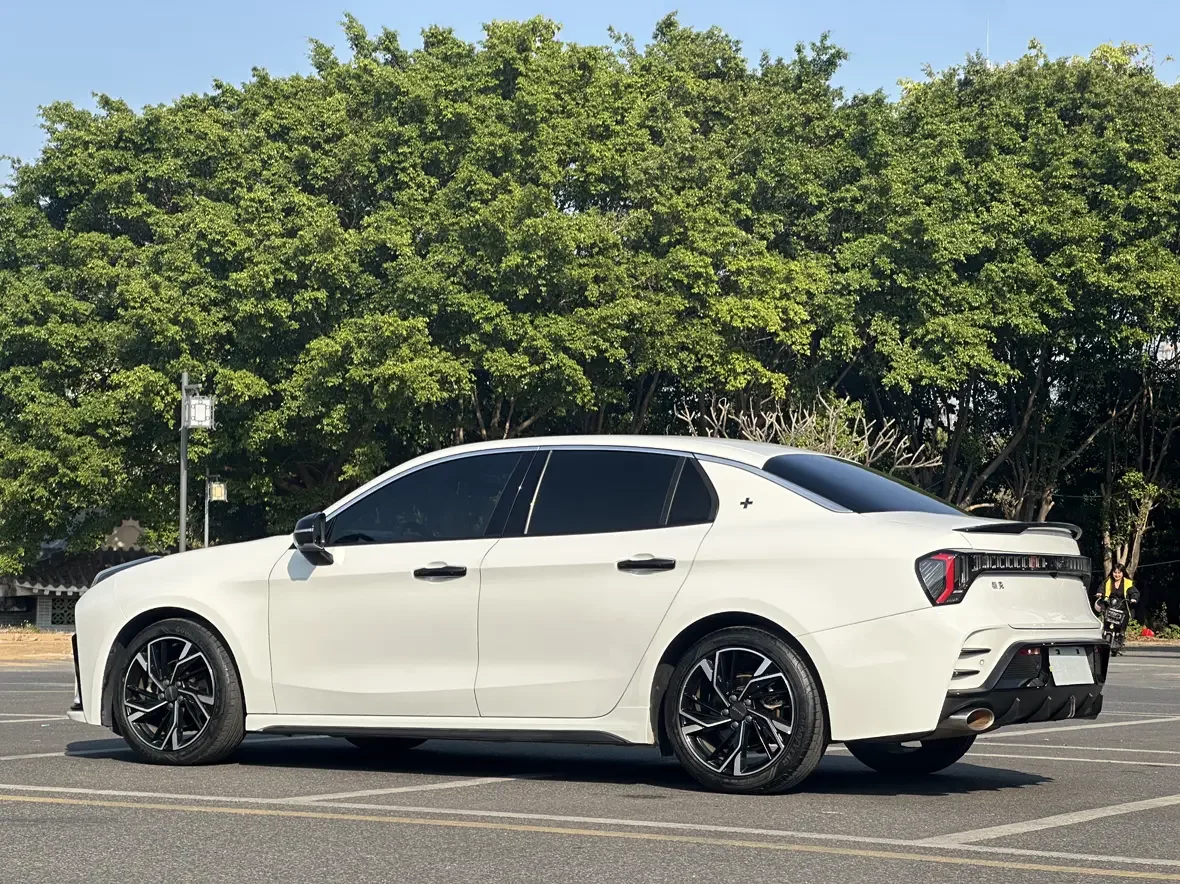 Lynk & Co 03