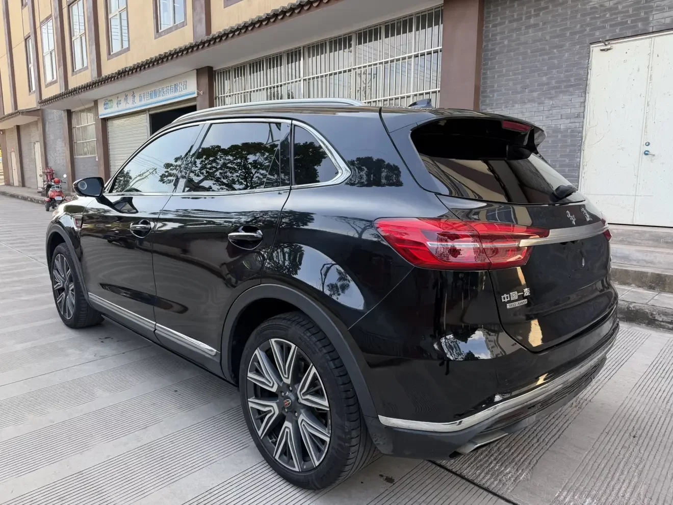 Hongqi HS5