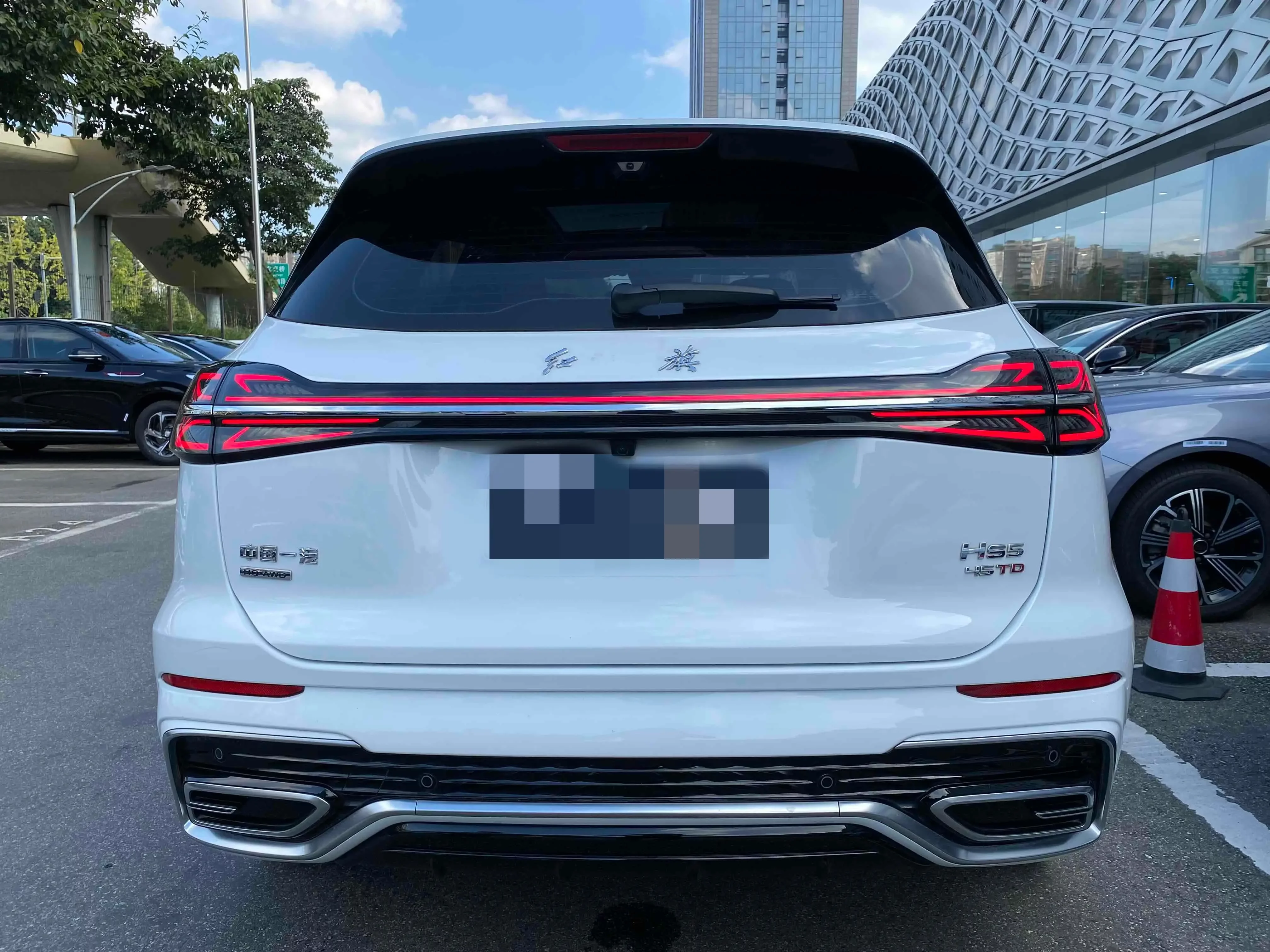 Hongqi HS5