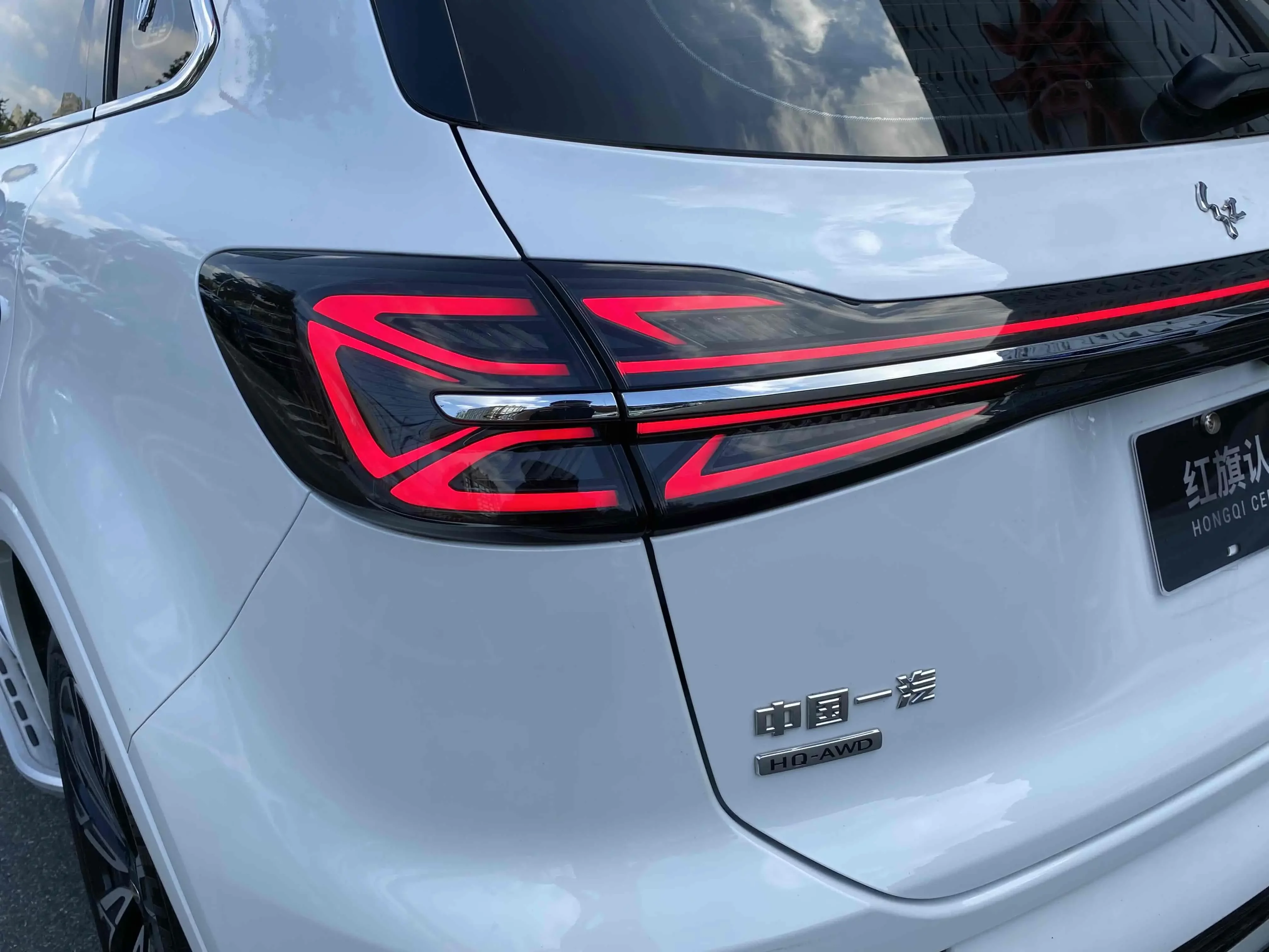 Hongqi HS5