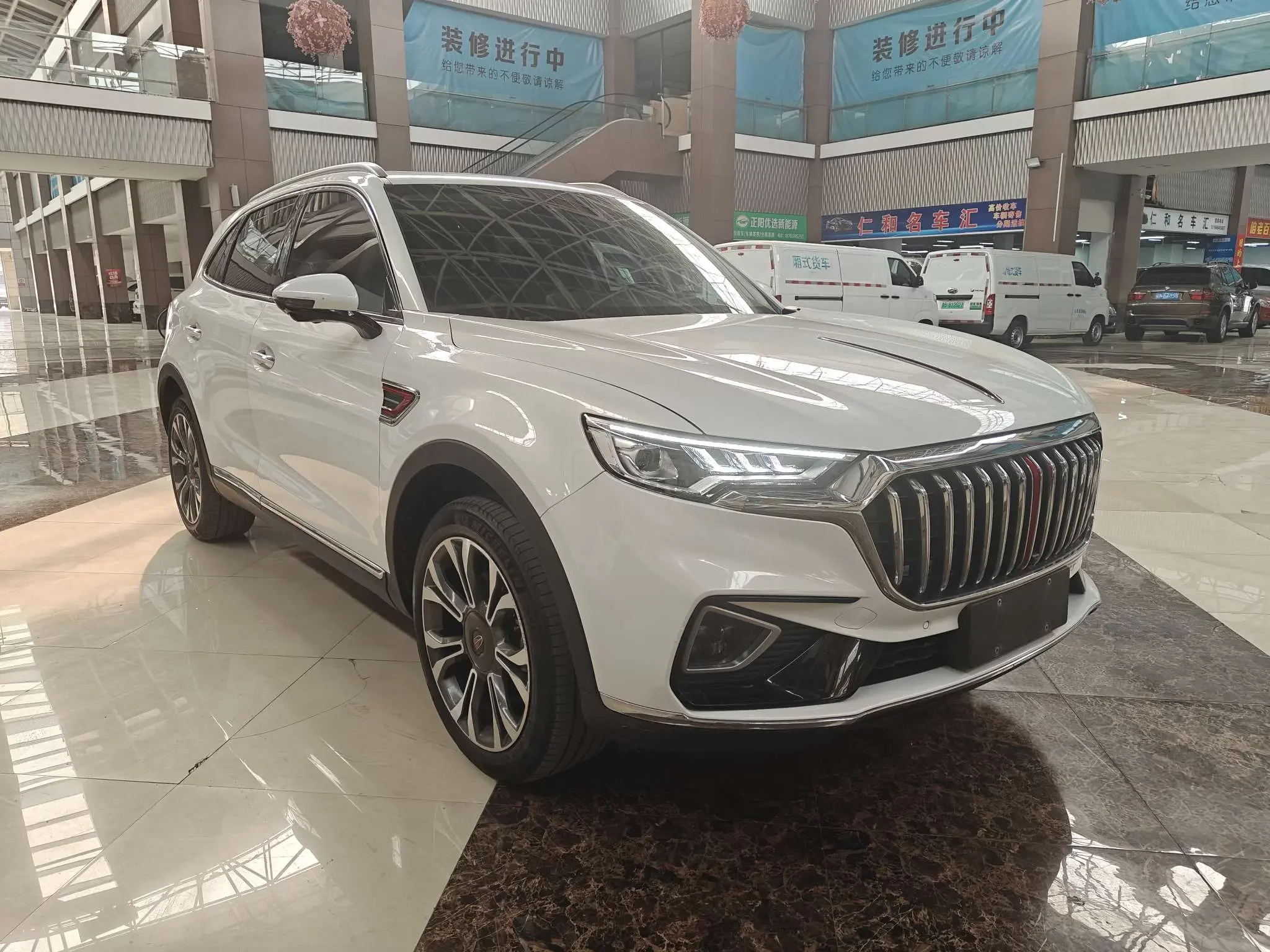 Hongqi HS5