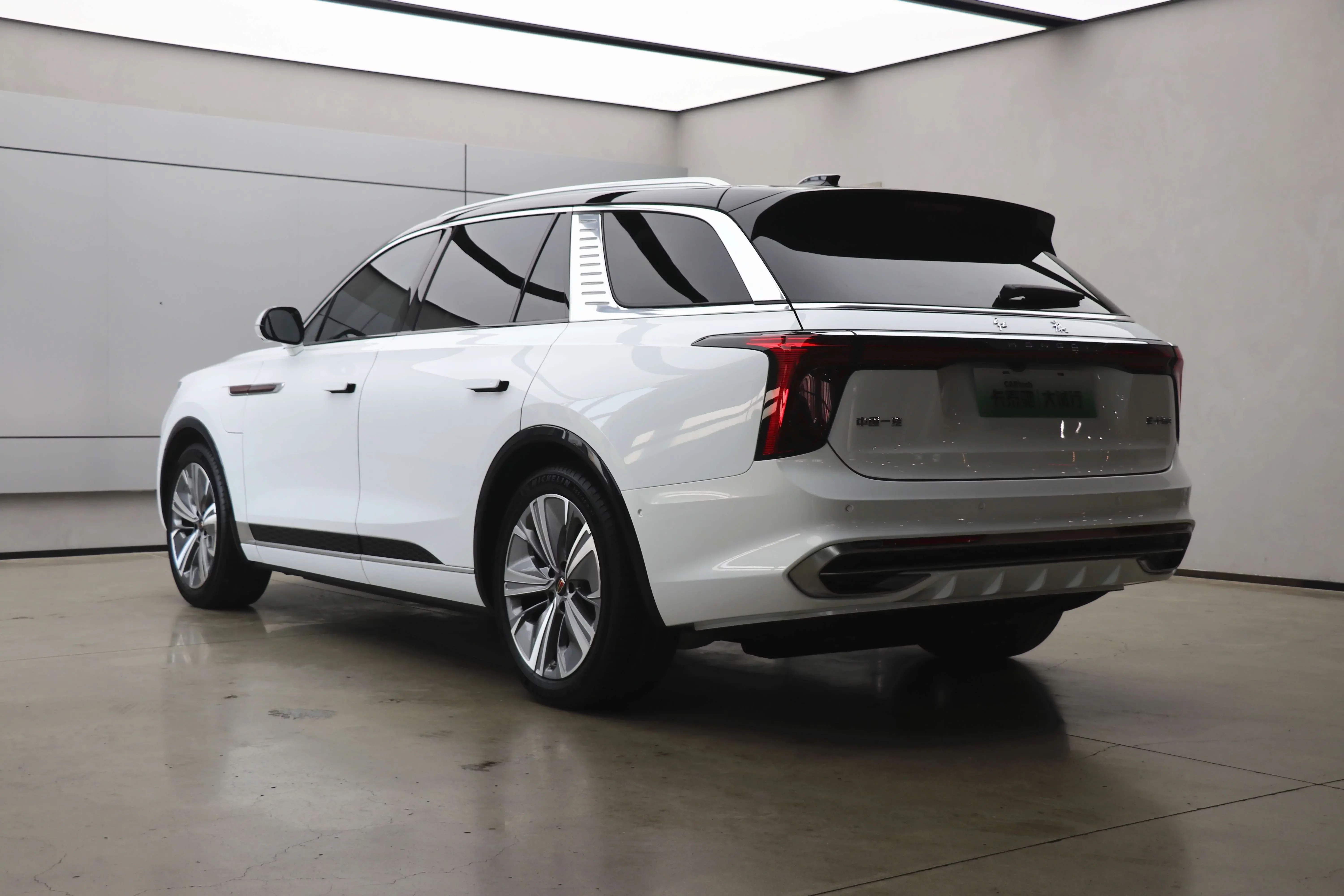 Hongqi E-HS9