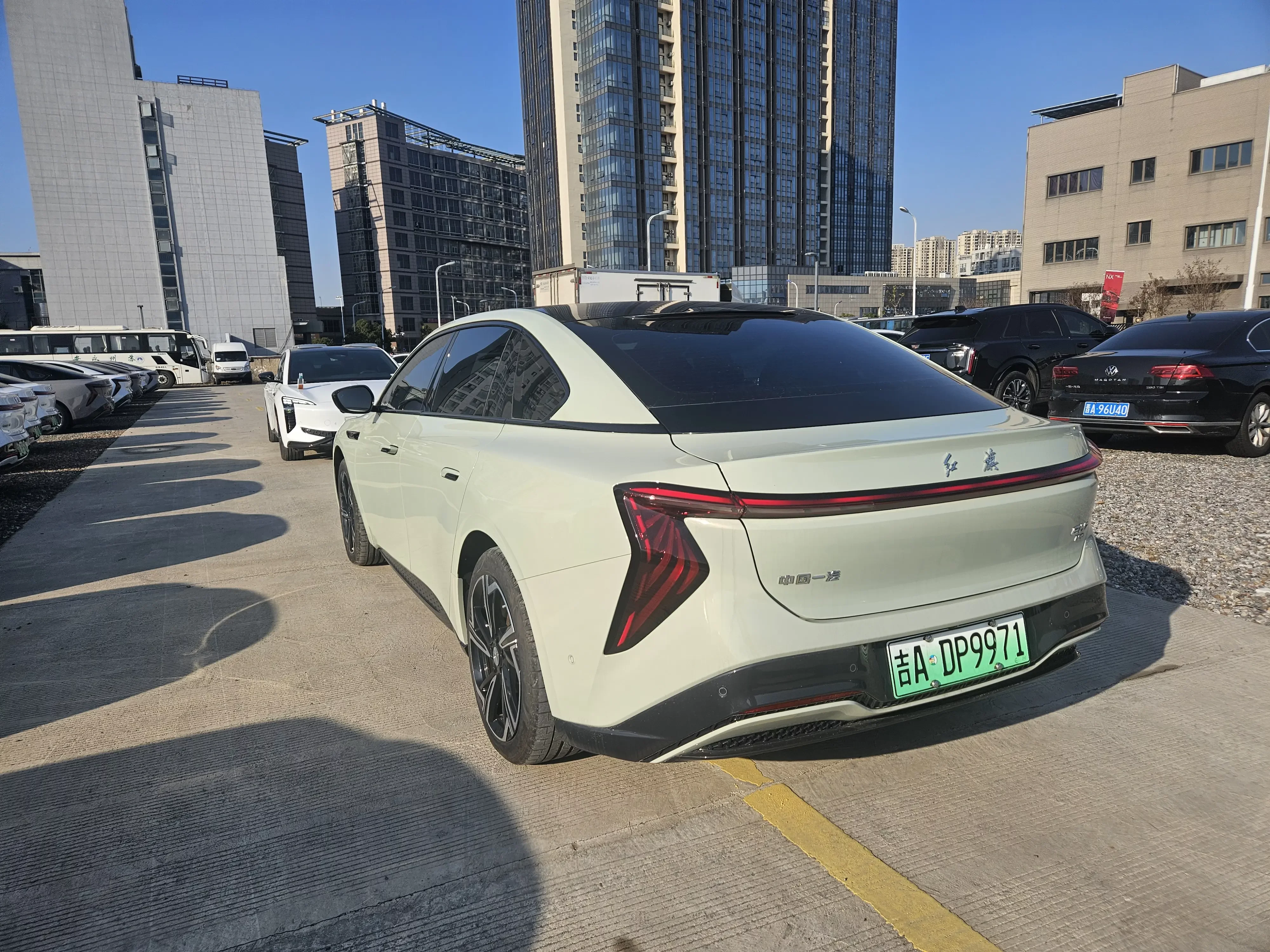 Hongqi EH7