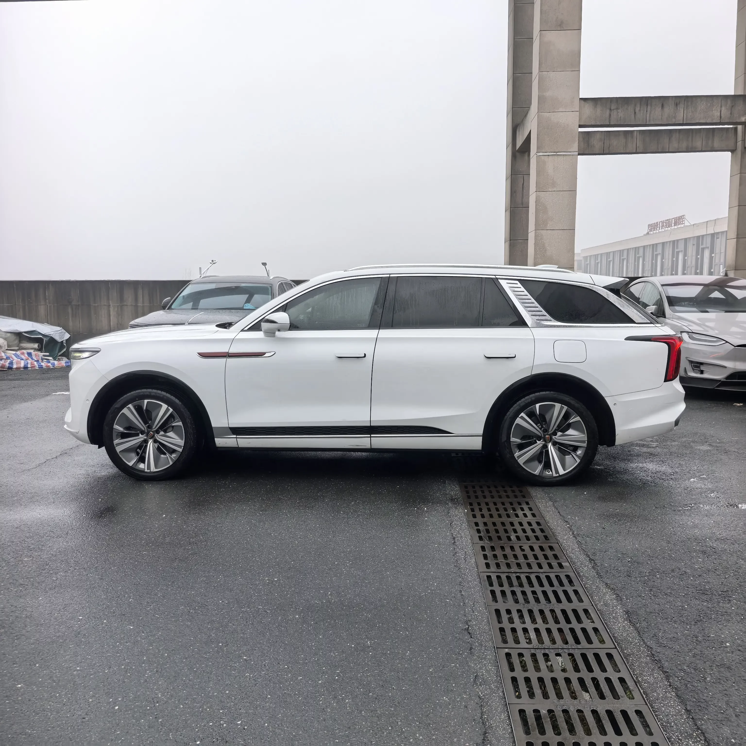 Hongqi E-HS9