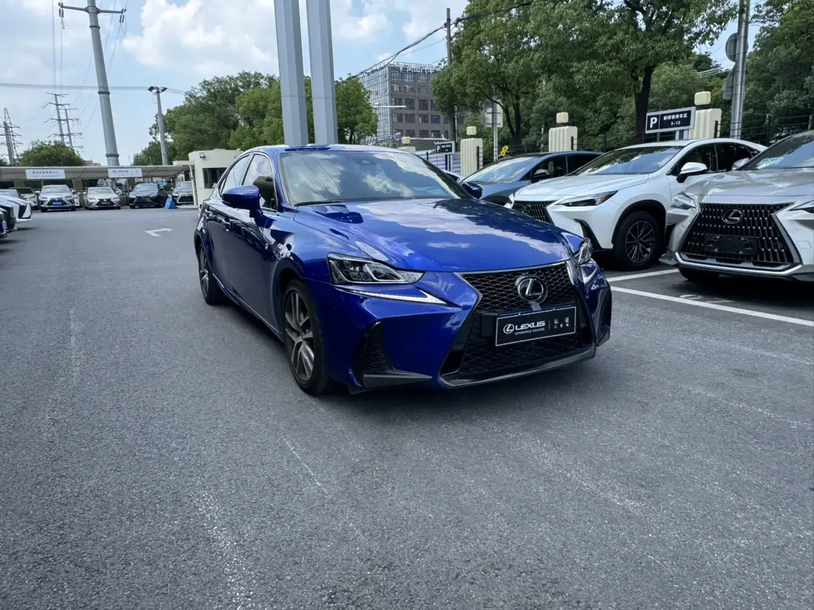 Lexus IS