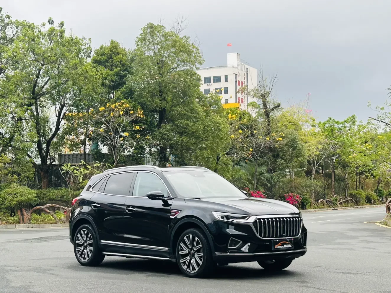 Hongqi HS5