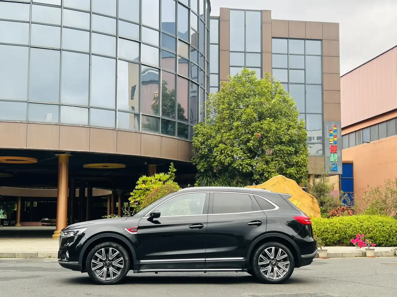 Hongqi HS5