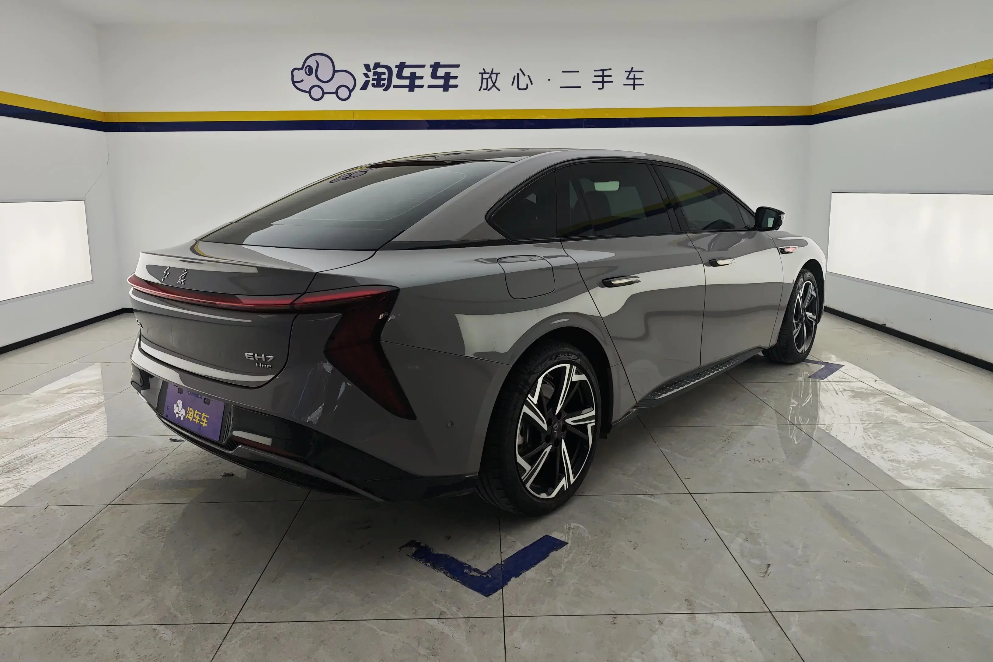 Hongqi EH7