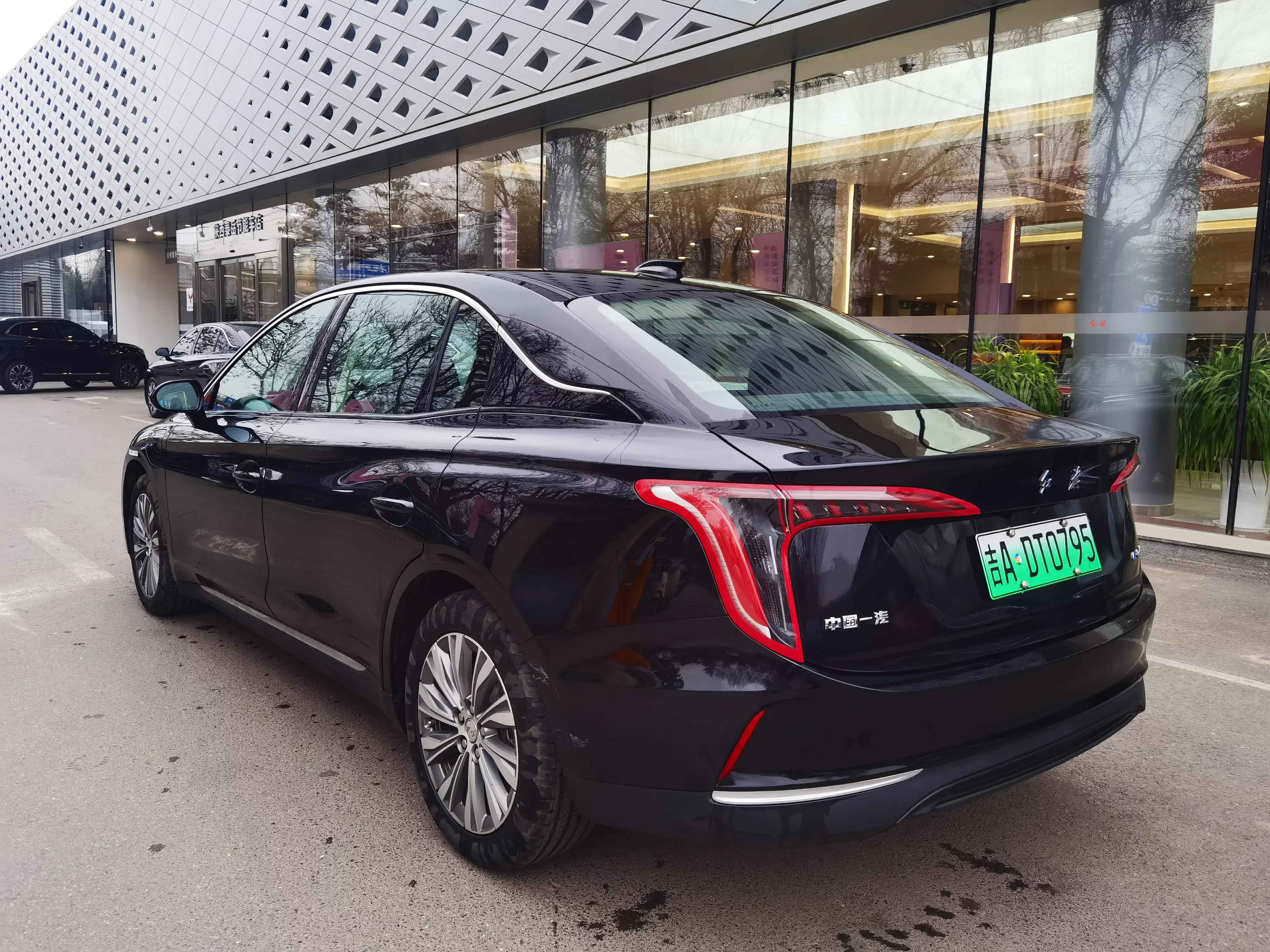 Hongqi E-QM5