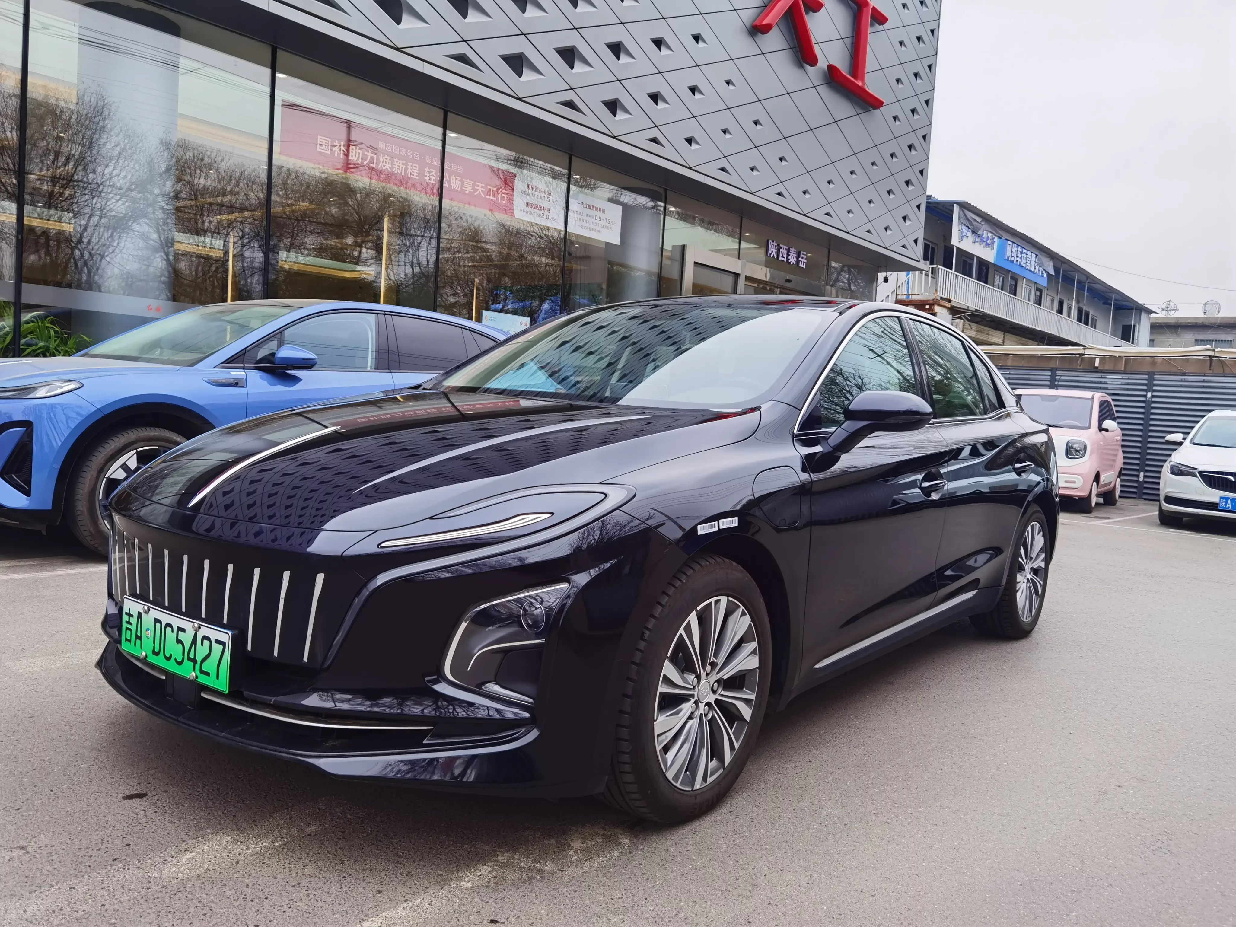 Hongqi E-QM5