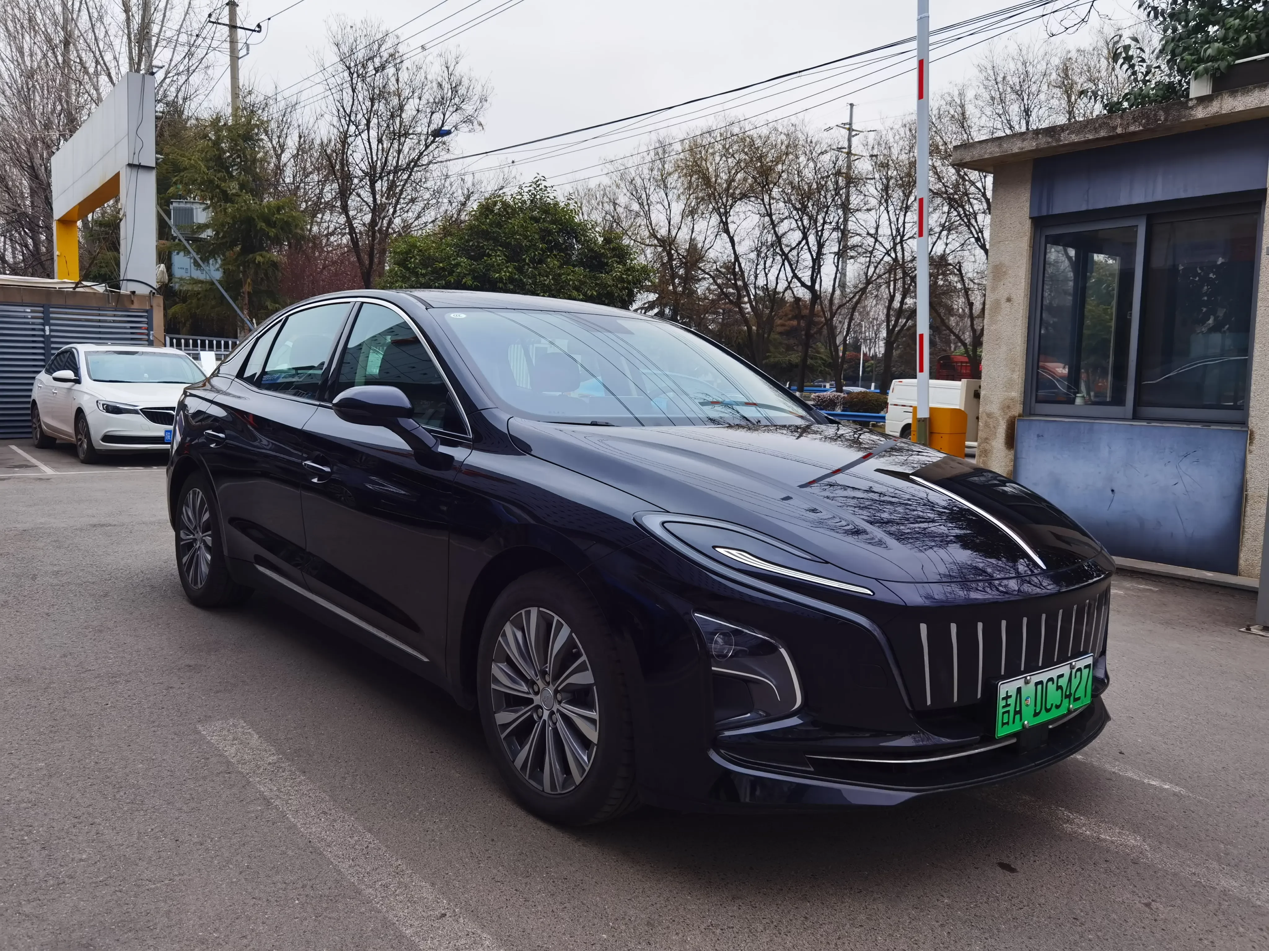 Hongqi E-QM5