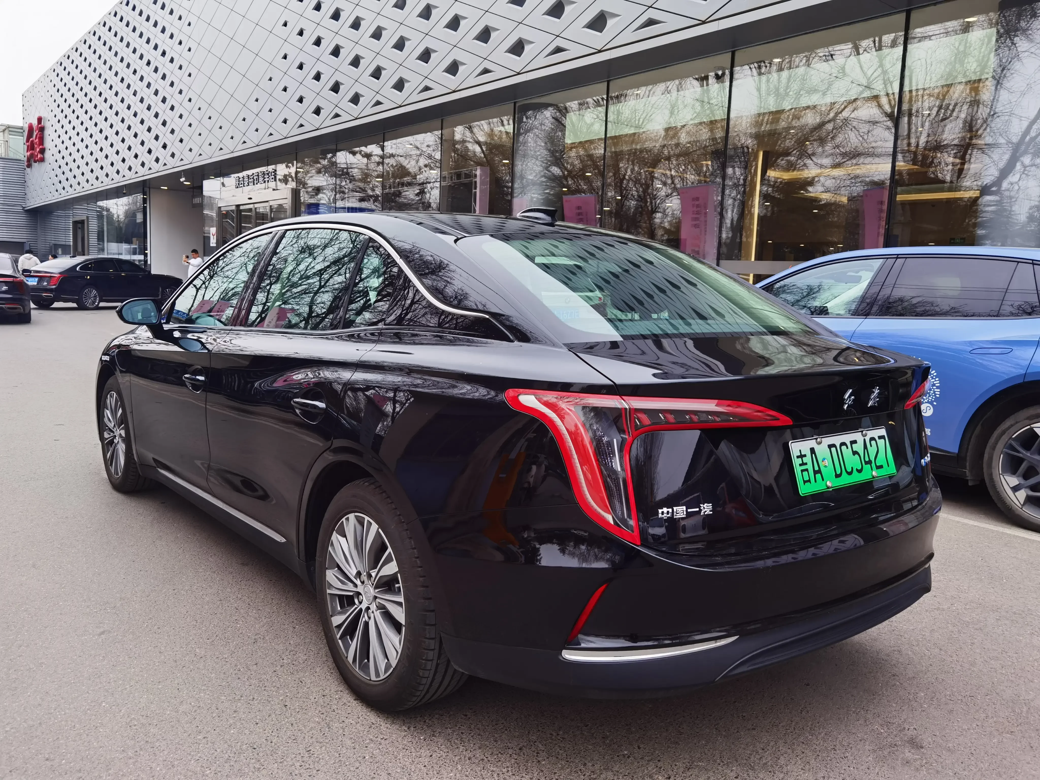 Hongqi E-QM5