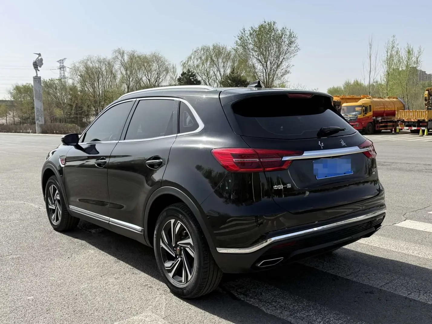 Hongqi HS5