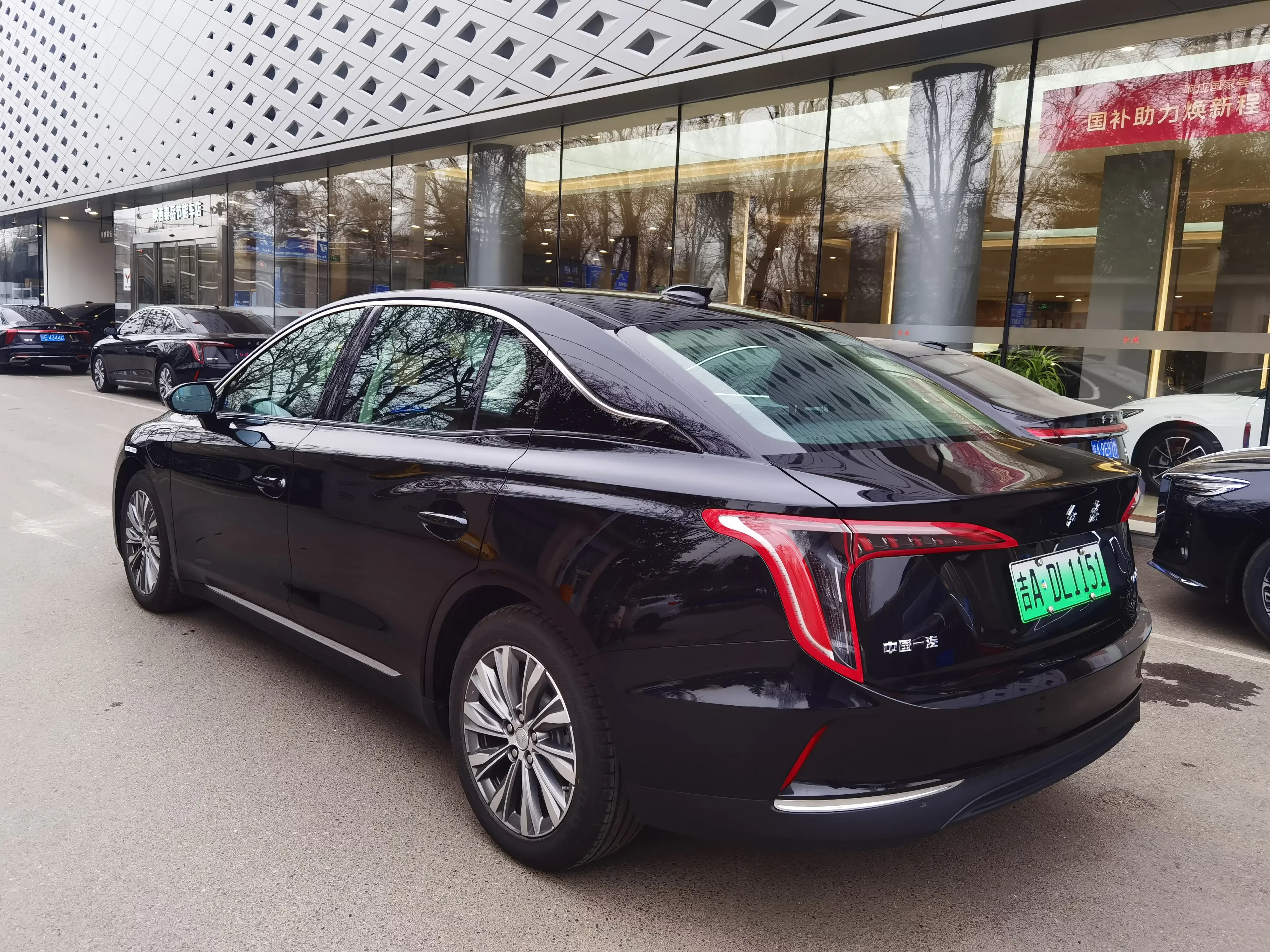 Hongqi E-QM5