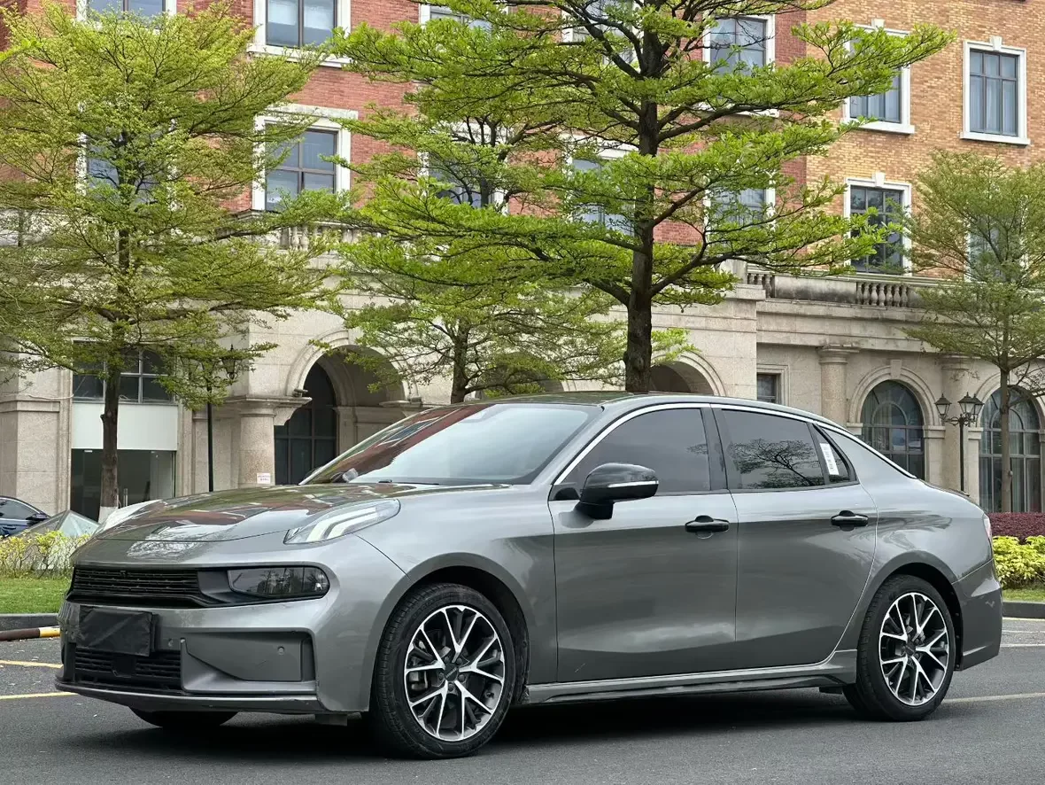 Lynk & Co 03