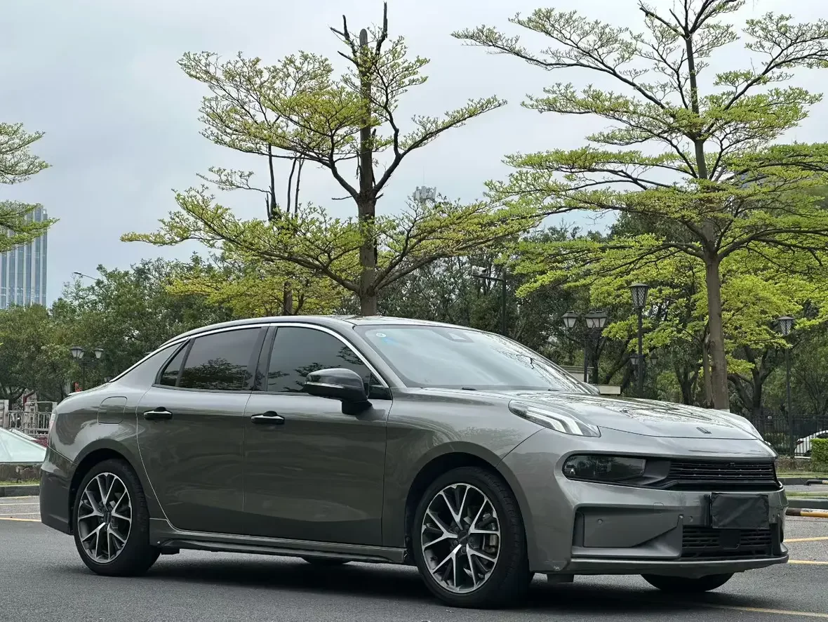 Lynk & Co 03