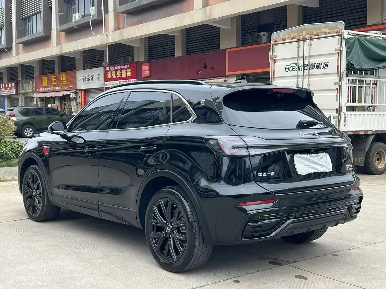 Hongqi HS5