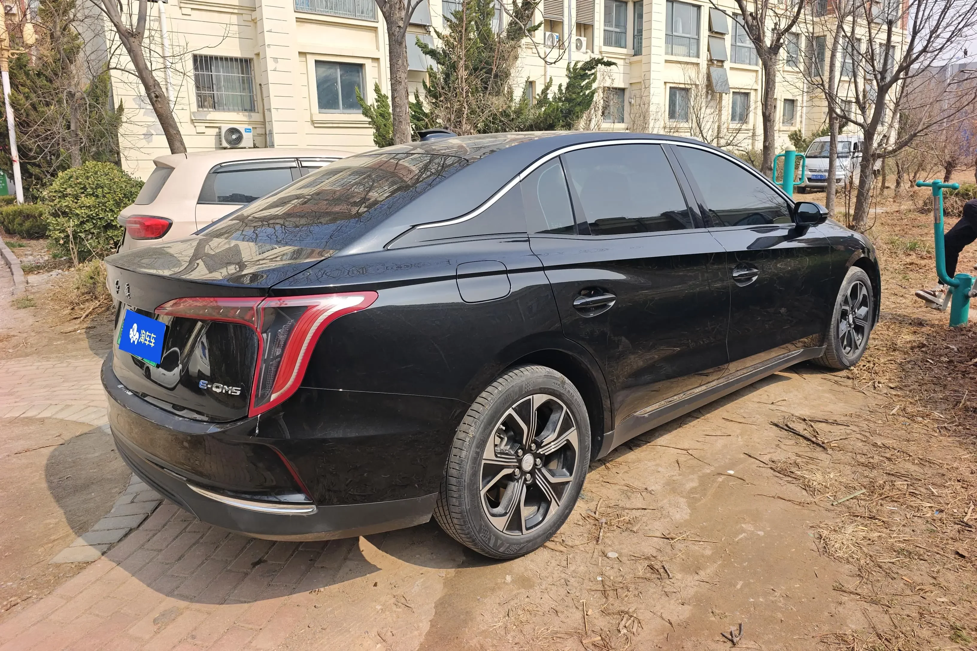 Hongqi E-QM5
