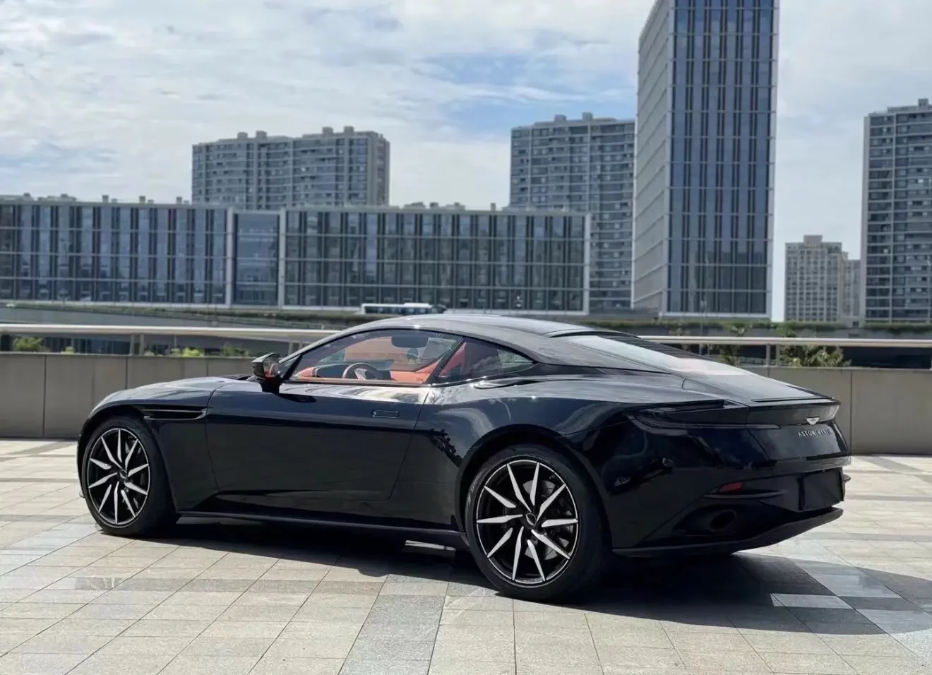 Aston Martin DB11
