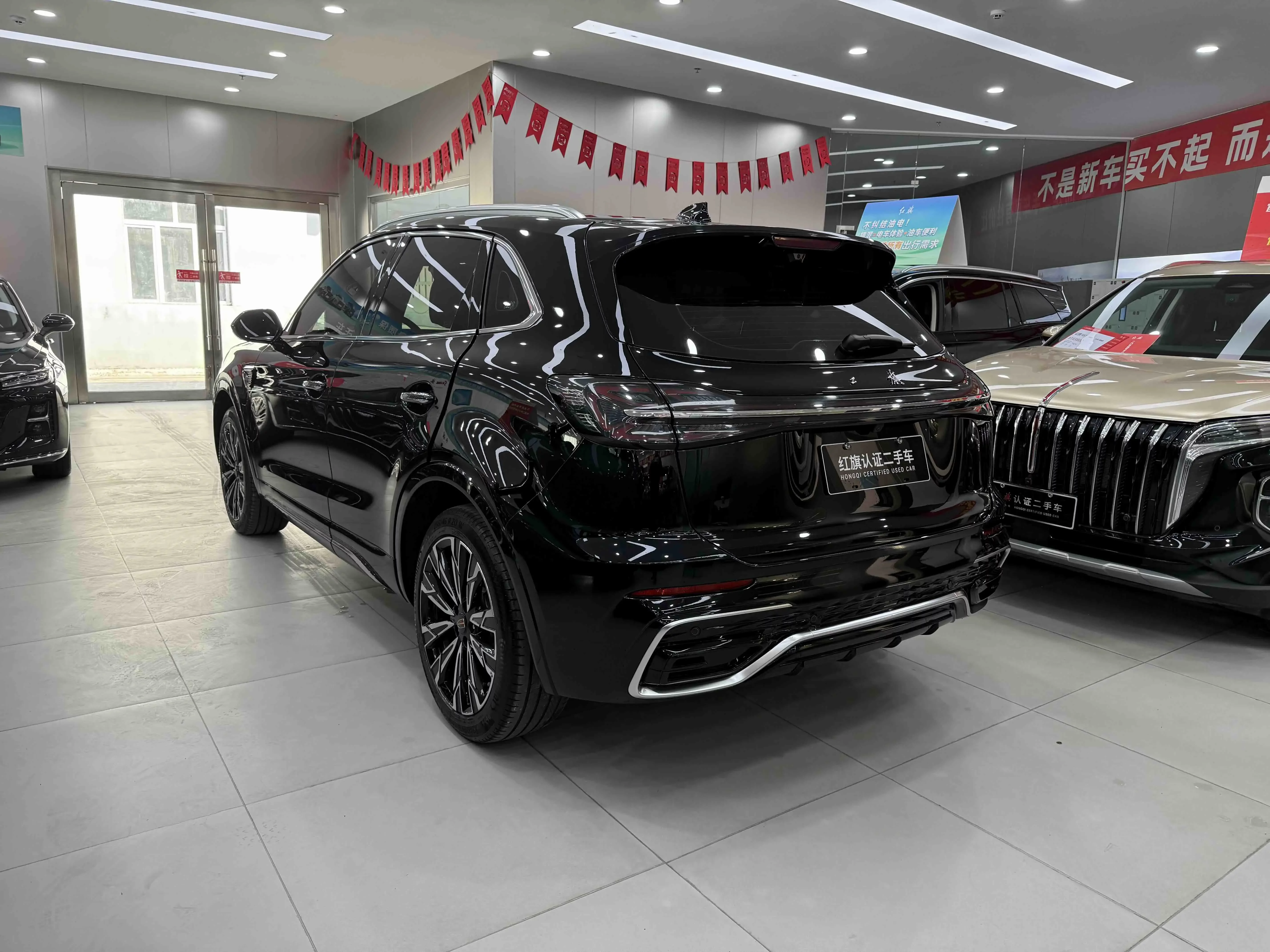 Hongqi HS5