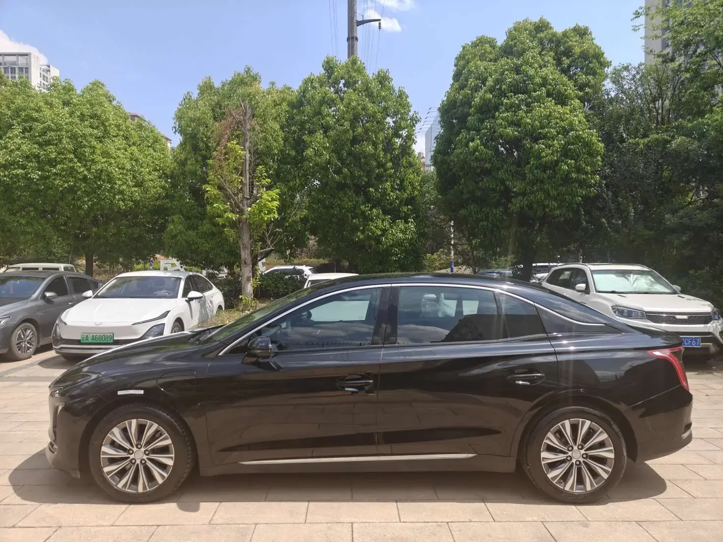 Hongqi E-QM5