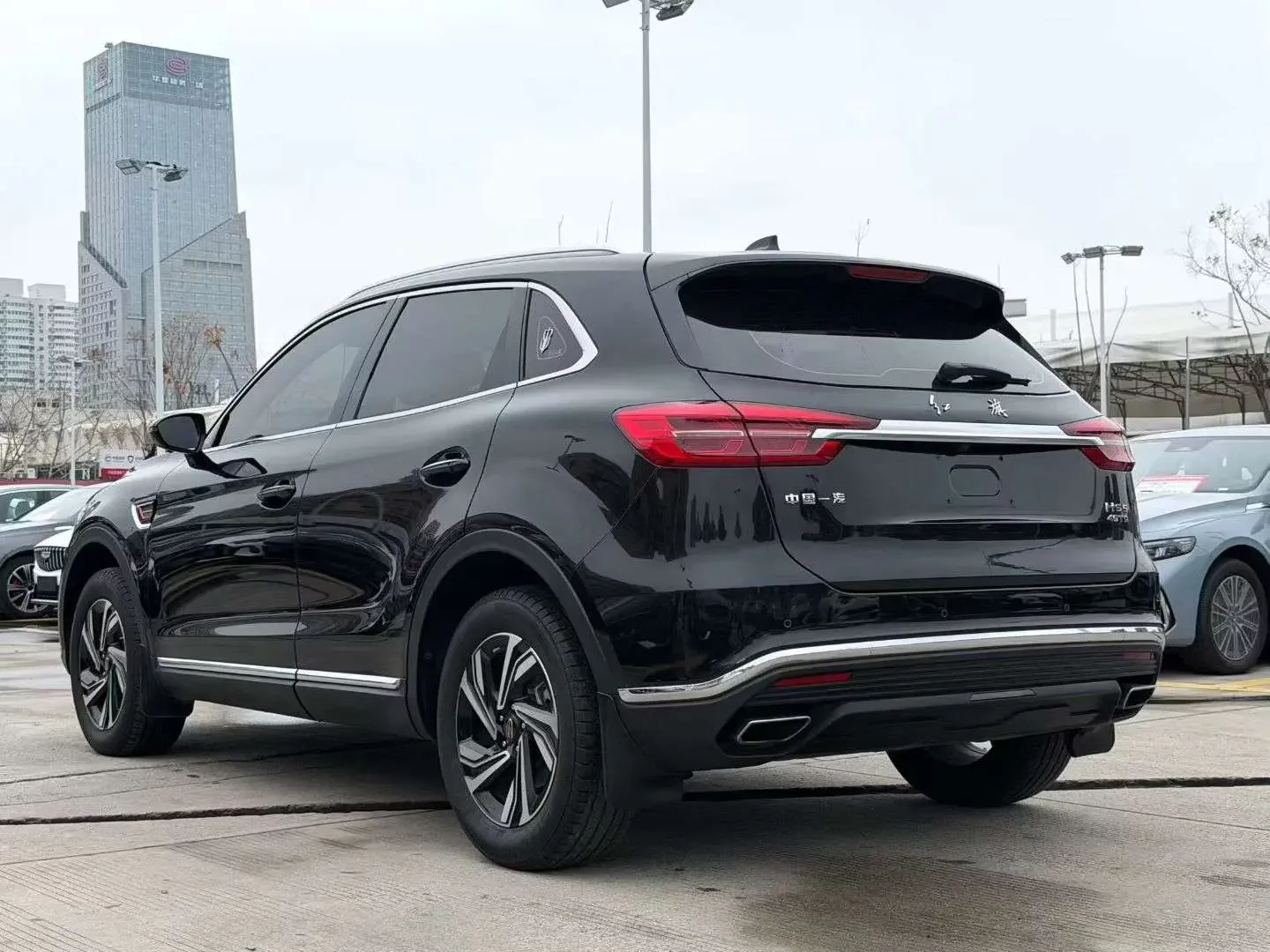 Hongqi HS5