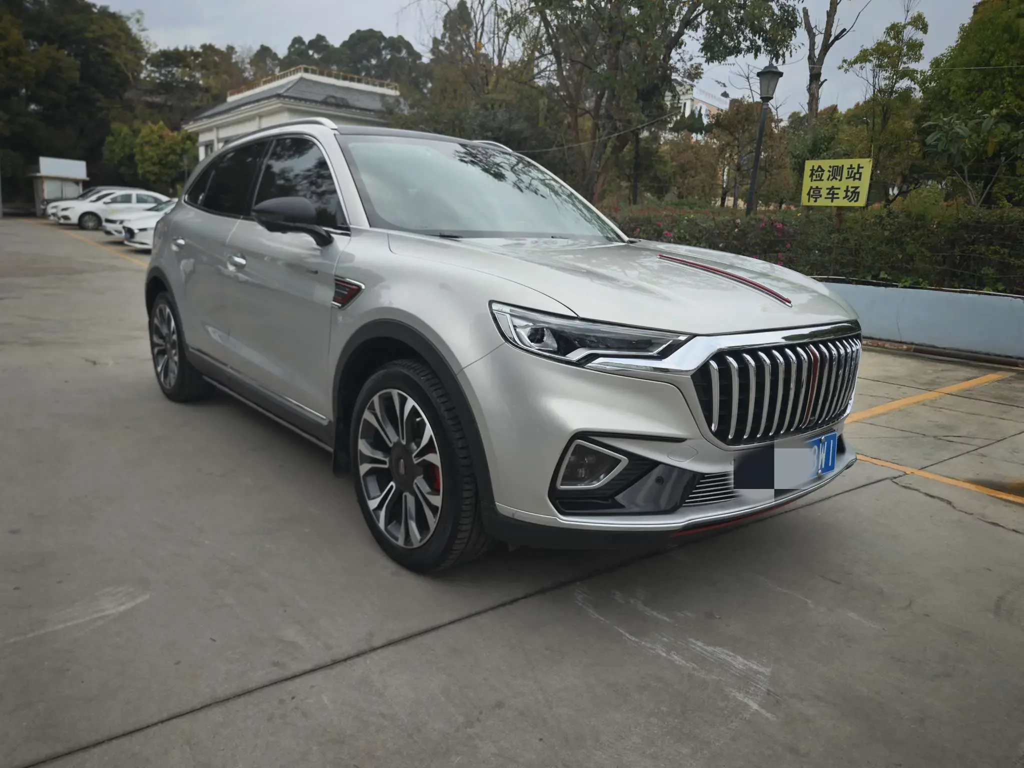 Hongqi HS5