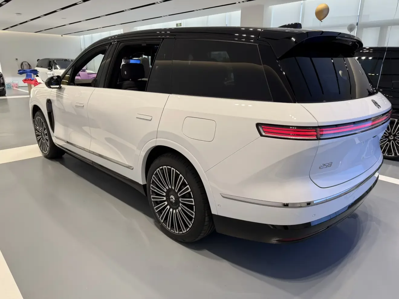 NIO ES8