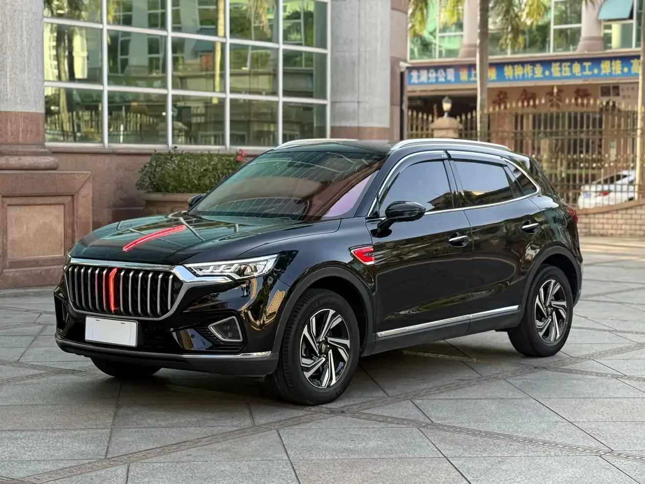 Hongqi HS5