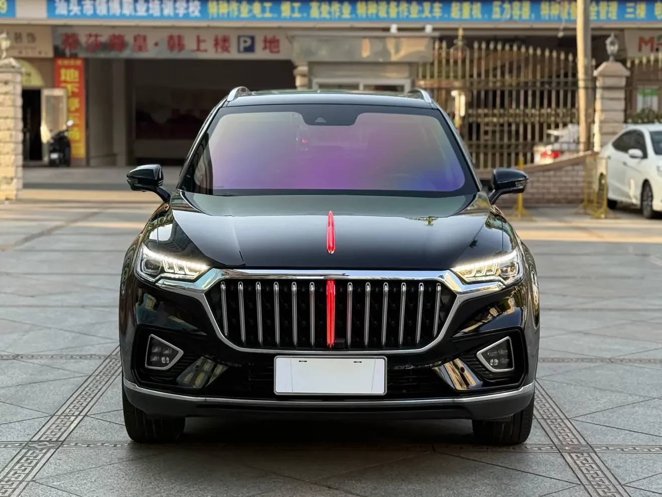 Hongqi HS5